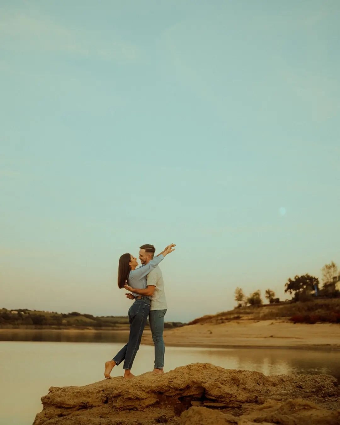 Plongez au c&oelig;ur de l'&eacute;t&eacute; avec cette s&eacute;ance couple dans un lac en pleine nature toulousaine ☀️
.
Venus tout droit de Narbonne pour cr&eacute;er des souvenirs uniques de leur vie de couple, A &amp; F se sont laiss&eacute; ten