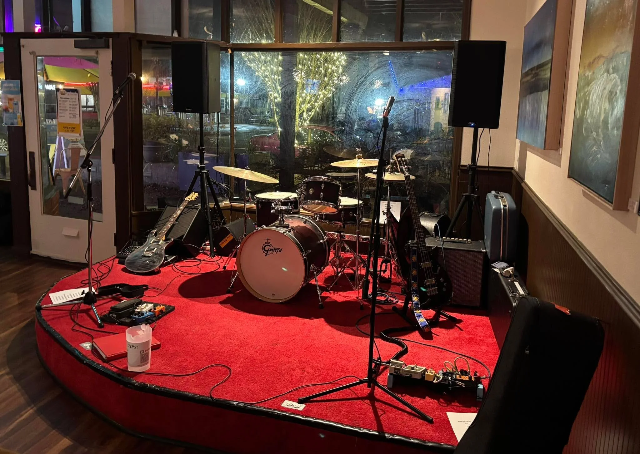 Less than half an hour to go till Daddy&rsquo;s Vinyl hits the stage at Beach Hut Deli Tigard! We&rsquo;re playing till 9PM so come on out if you wanna rock with us!