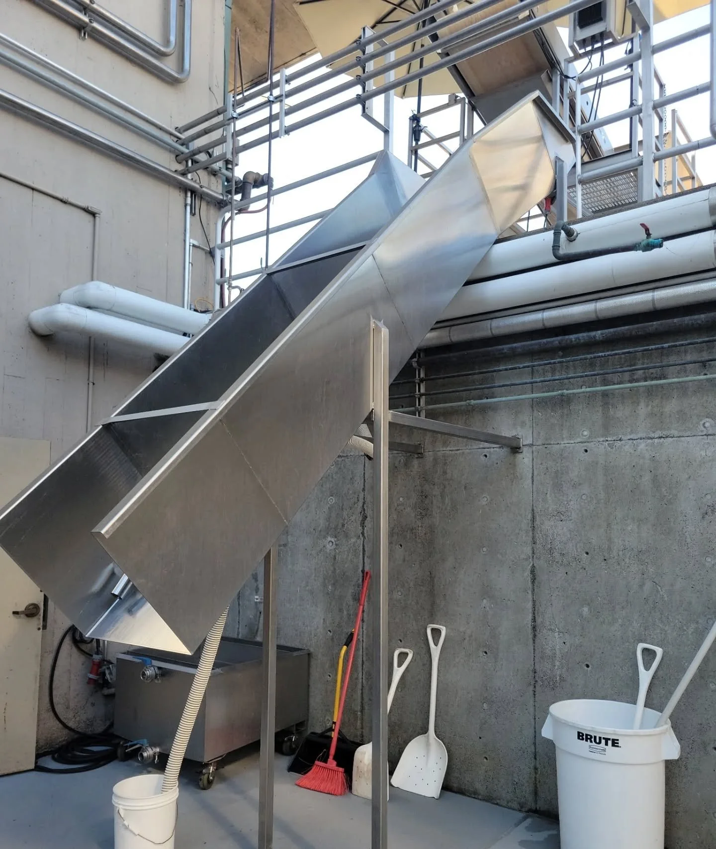 Stainless steel grape chute for La Crema winery. Design, fabrication, and installation done by Edwards Welding Solutions!
.
.
.
.
.
.
.
.

#weld #welder #fabricator #fabrication #sonomacounty #santarosa #fountaingrove #local #stainlessteel #winery #w