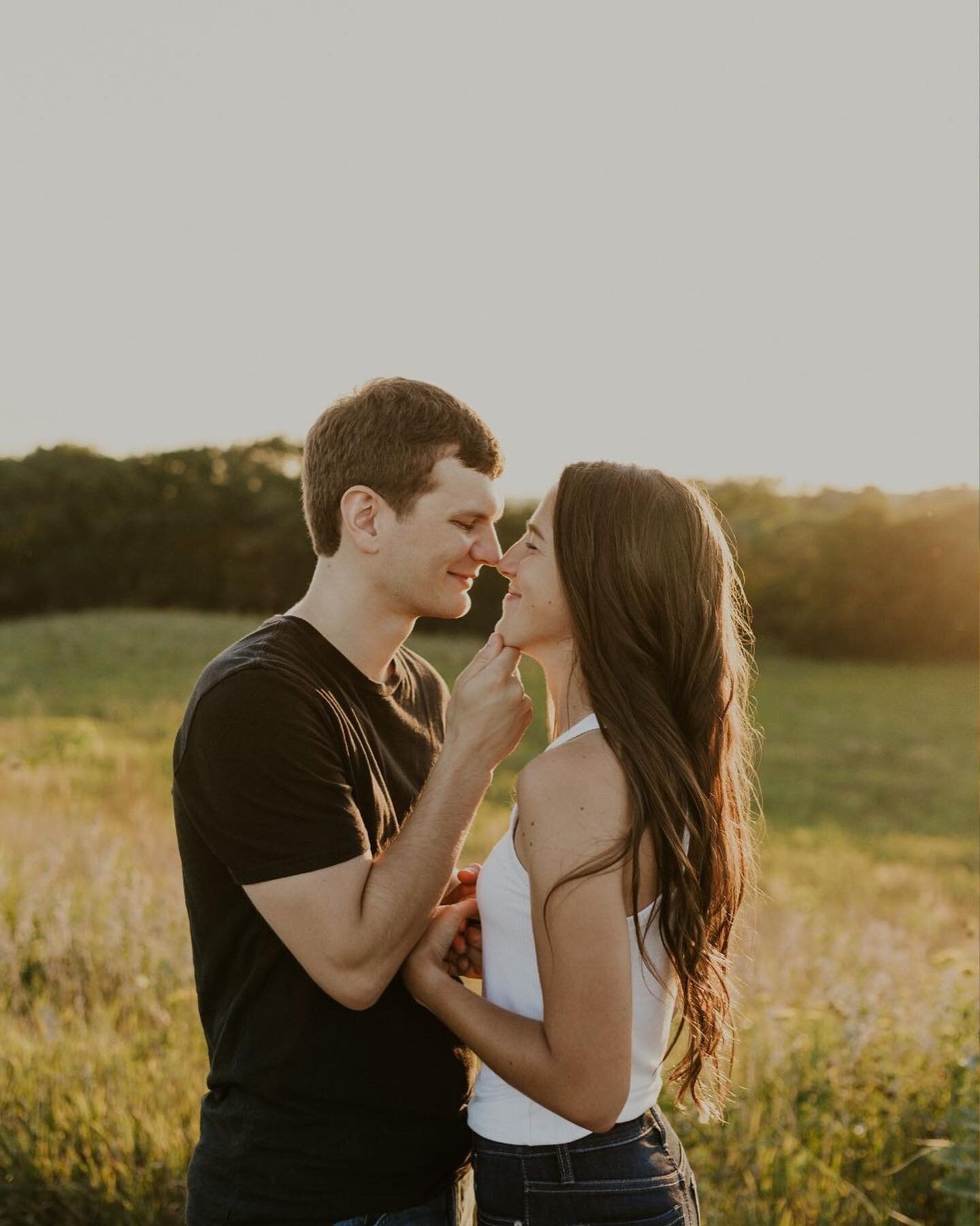 It&rsquo;s safe to say that I&rsquo;m obsessed with this golden, summer engagement session featuring Brittany + Austin! ☀️

When I tell you I am seriously considering moving near this park to photograph them there every weekend, you would think I&rsq