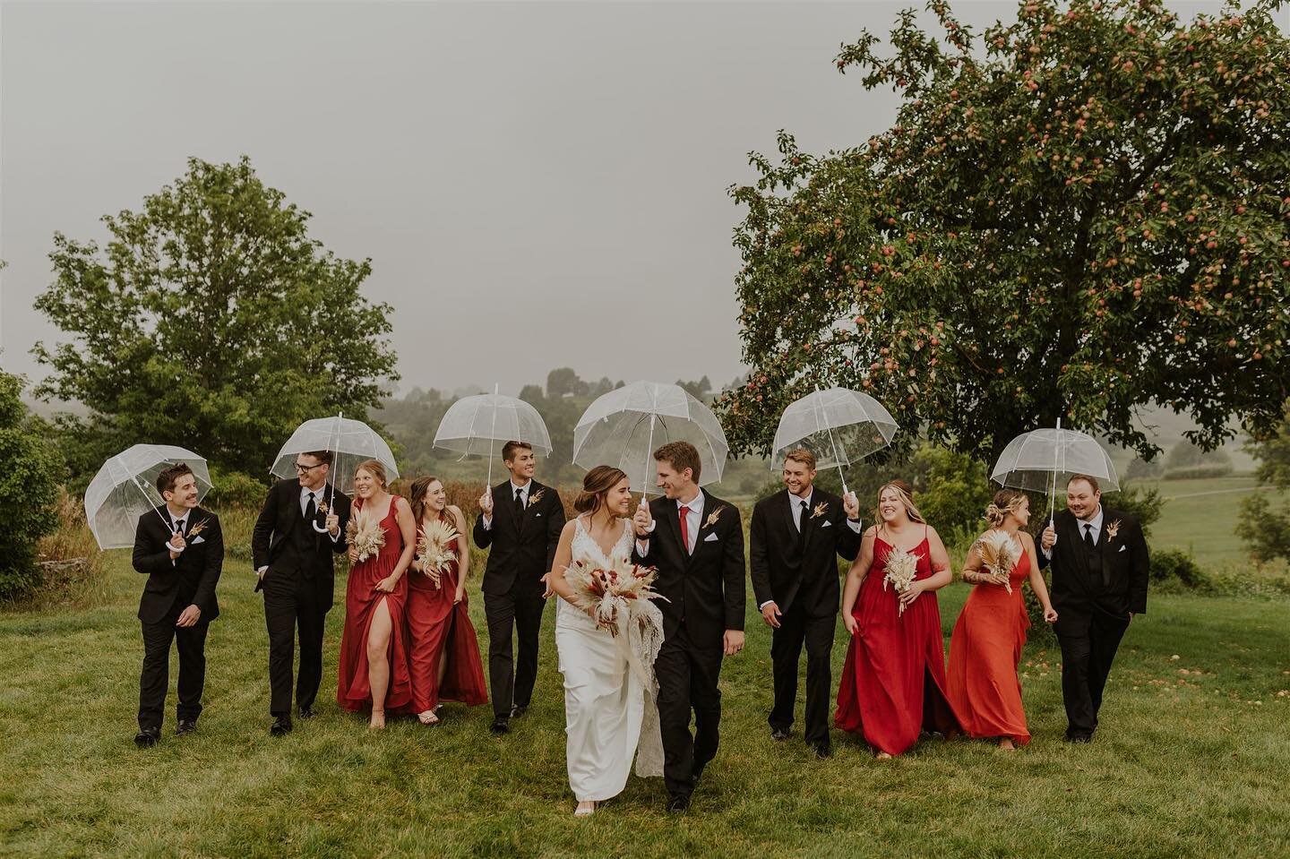 A favorite rainy day wedding party portrait from Lilly + Austin&rsquo;s beautiful boho wedding in August! 🌾

The lovely vendors from their day:

Bride dress: @verasbridals
Groom suit: @menswearhouse
Venue: @deervalleylodge
Rings: @kayjewelers
Hair: 