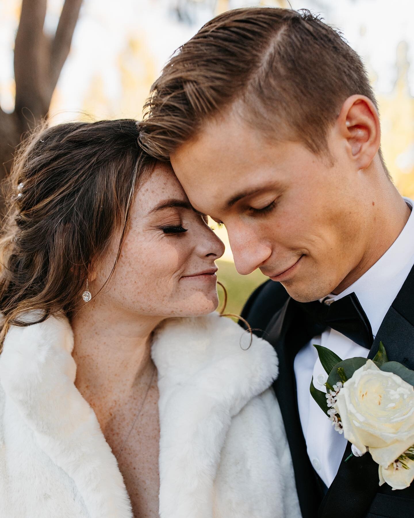 Because why NOT have two fun jackets for your wedding day 🍾💍

Rachel + Matt looked INCREDIBLE on their wedding day, so I was PUMPED for their romantics 🥰 Right before we left for the park, Rachel asked if she should bring BOTH of her jackets&mdash