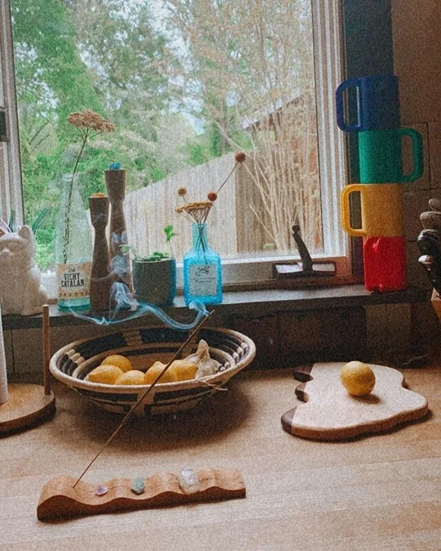 Charlie has been building some beautiful stuff lately. 🍋🍋🍋 If you&rsquo;re looking for a sweet gift, this incense holder is a gem 🥰

#bego #begocreative #woodworking #homedecor #cuttingboard #incenseburner #inthekitchen #vignelli