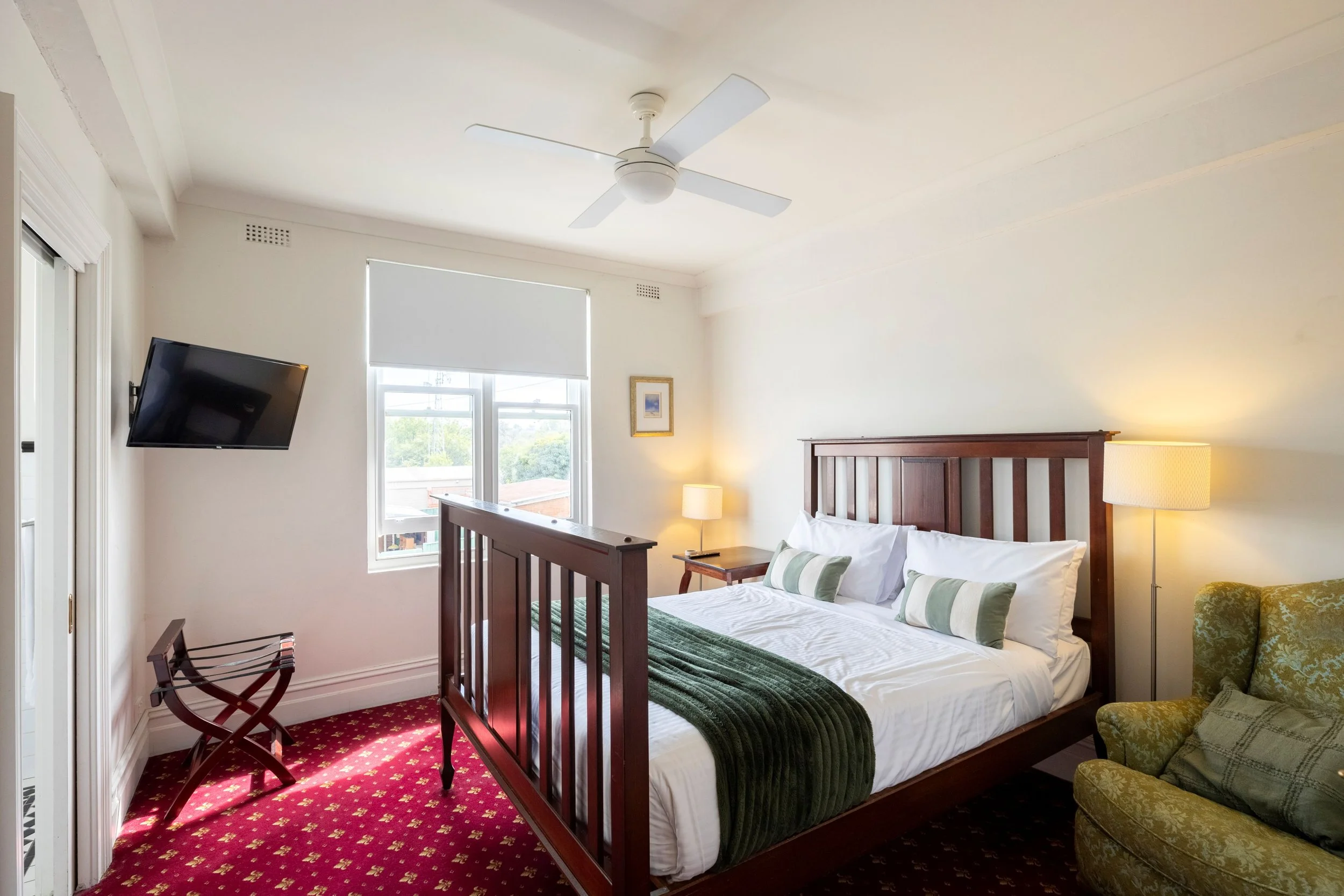Queen with Ensuite-2sm.jpg