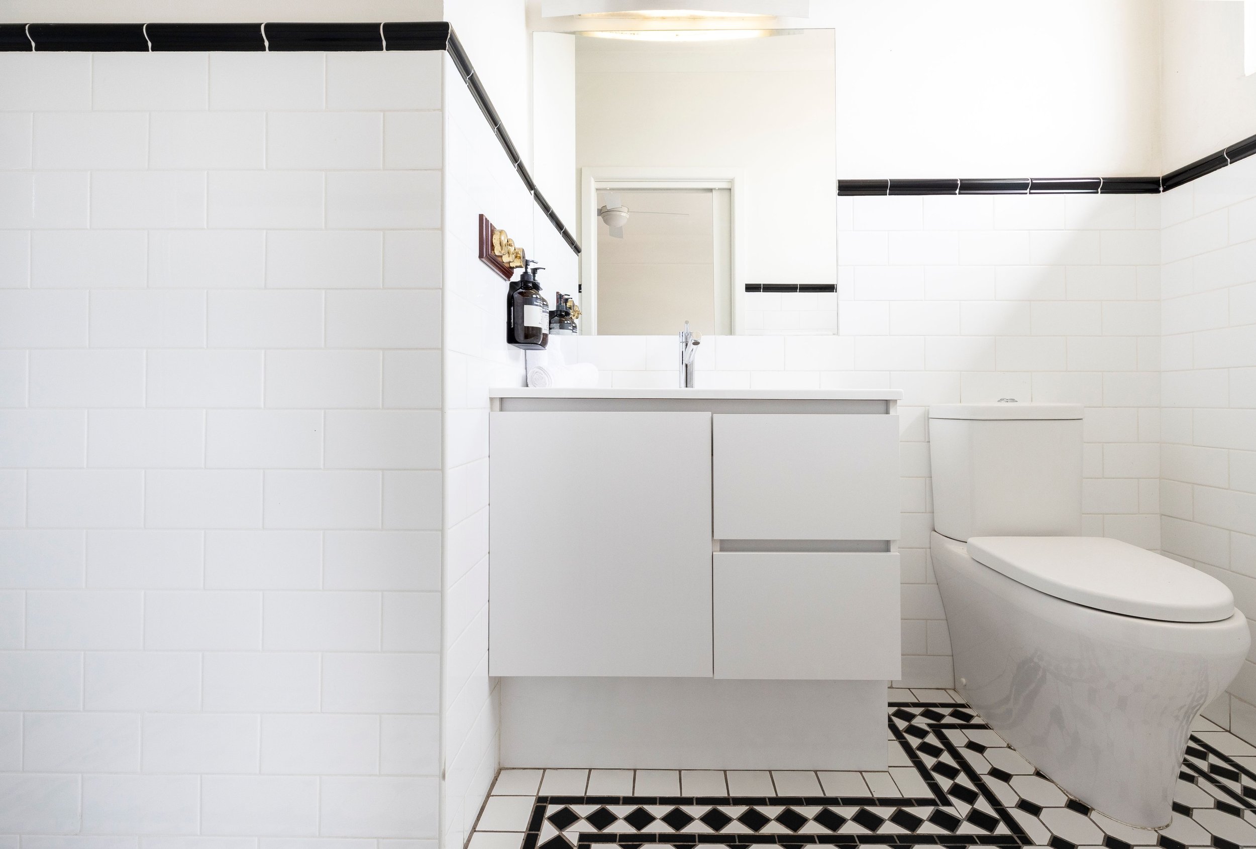 Queen with Ensuite-4sm.jpg