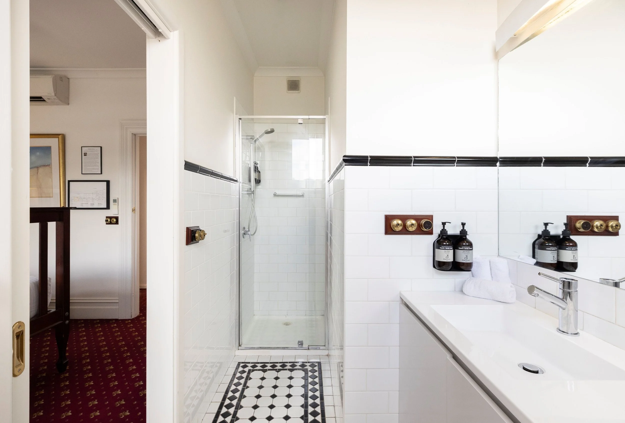 Queen with Ensuite-5sm.jpg