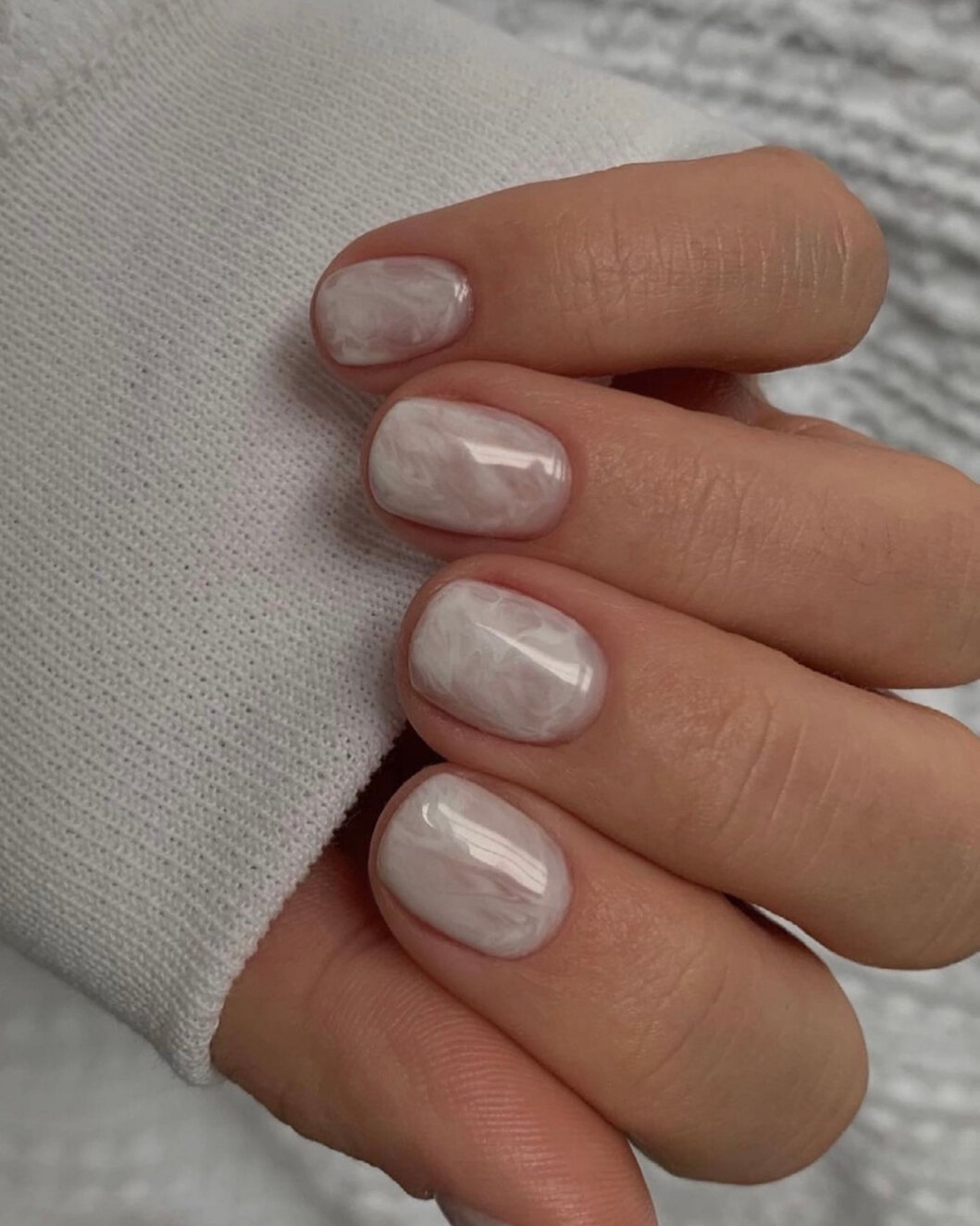 Getting your whole bridal look perfect is down to every small detail even your nails, so here's some inspiration for you today - a super elegant yet fun nude marble effect. ​​​​​​​​​
Pic via @garnishboutique