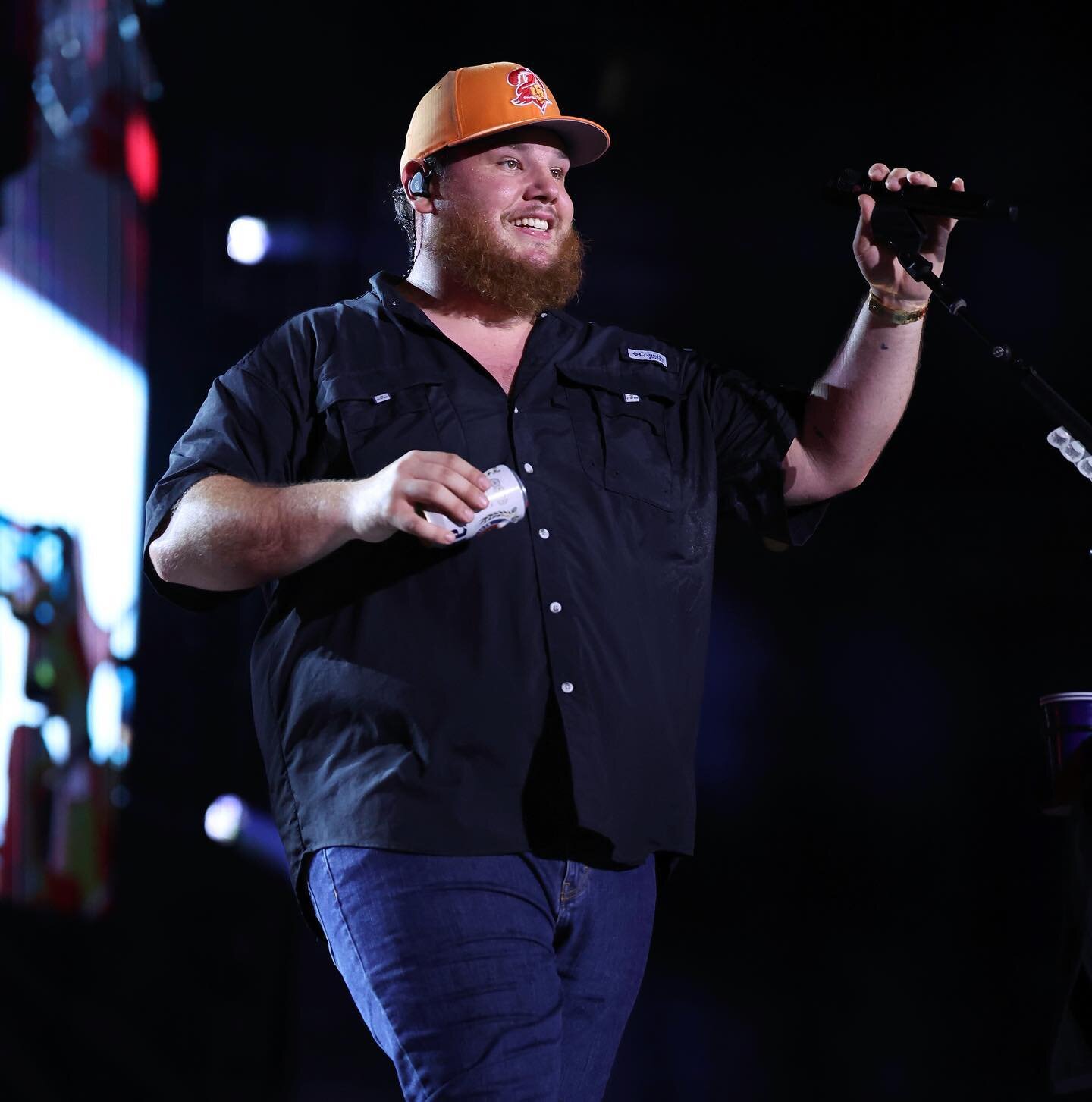 That is the smiling grin of a man to about HAVE SOME FUN! 😀 🍻 @lukecombs @buccaneers @millerlite #lukecombs #buccaneers #tampa #tampabay #tampabaybuccaneers #millerlite #shotgun #beer #shotgunbeer #grin #smile @davidbergman #shootfromthepit @canonu
