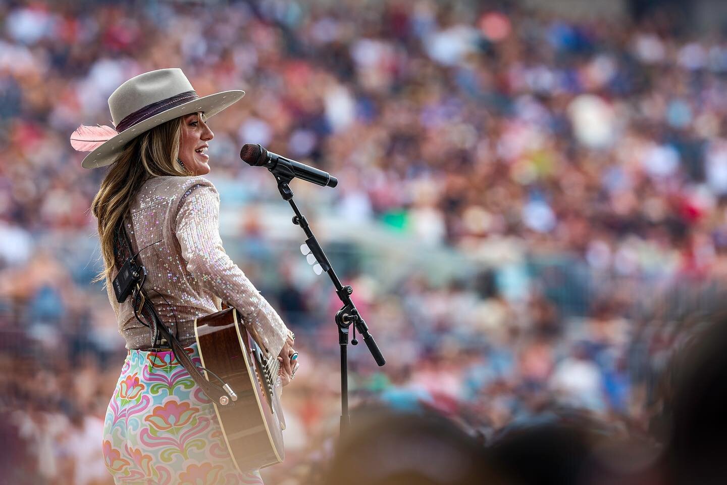 Lainey Wilson performing in front of an amazing crowd. @laineywilsonmusic @canonusa @davidbergman #laineywilson #country #countrymusic #music #guitar #crowd #fans #audiance #stadium #shootfromthepit #tampa #tampabay #cowgirl #cowboyhat #feather #yell