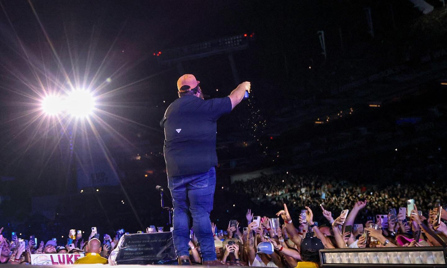 Luke Combs concert in Tampa. Front Rows are in the Splash 💦 Zone. @lukecombs @davidbergman @canonusa #lukecombs #countrymusic #country #music #singing #concert #soldout #flare #starburst #spill #splash #rumcoke #drink #spill #canon#concertphotograph