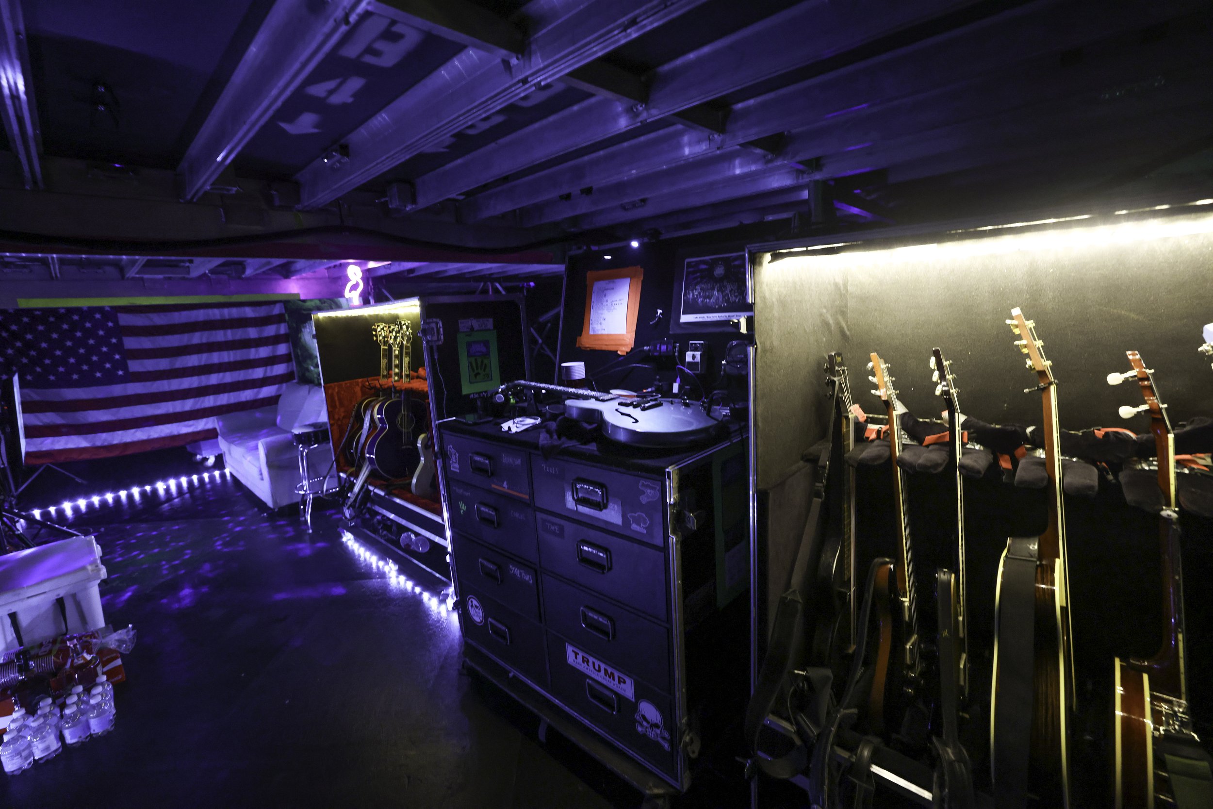 Luke Combs Stage 02.jpg