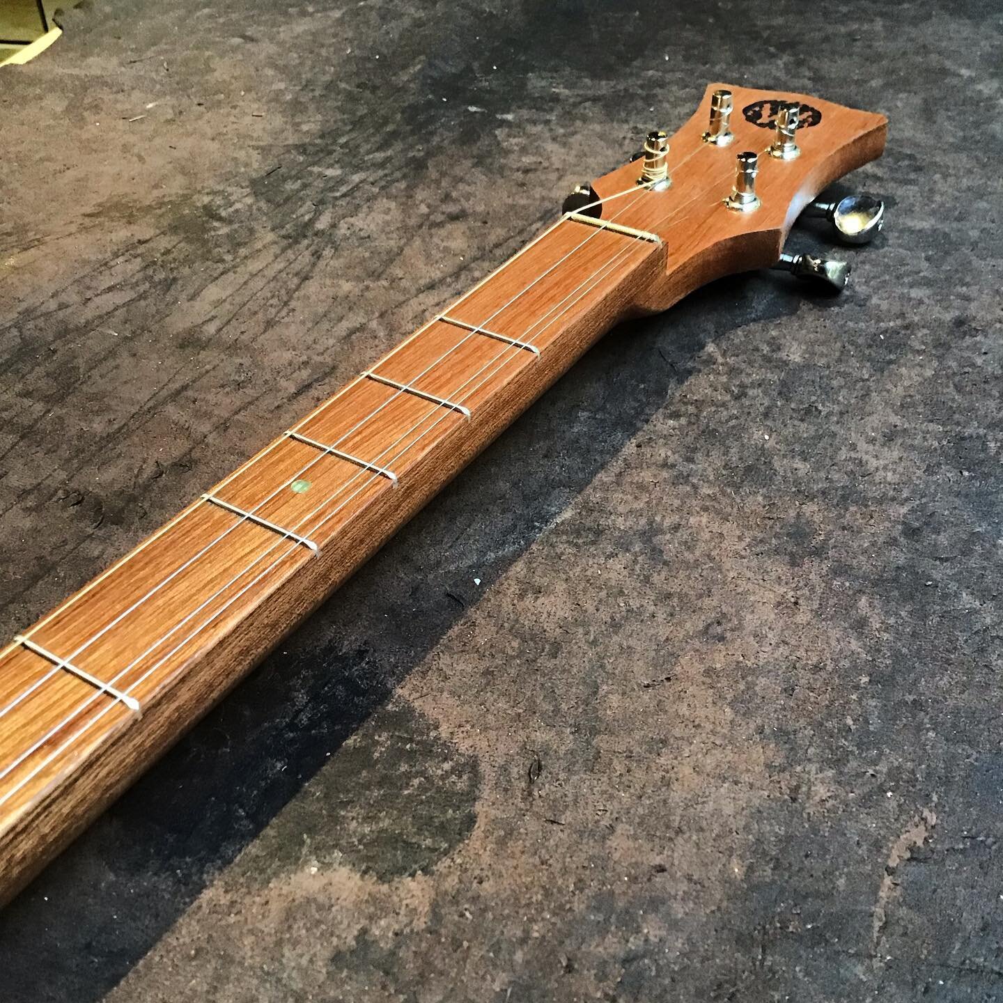 Added fret. The 1 1/2 fret allows a player to play various minor or major scales near the headstock without changing tunings or use of a capo. This also allows for the C, F, and Dm chords which come in handy.
#thewoodrow #woodrow