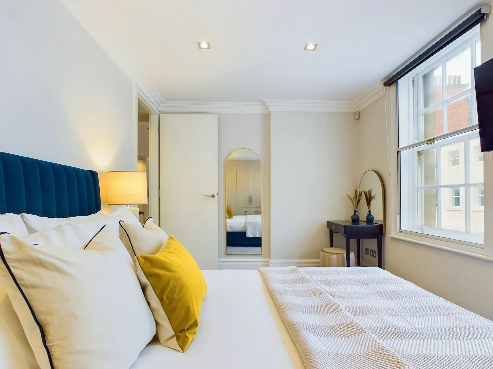 globe-yard-suites-2 bed-7.jpg