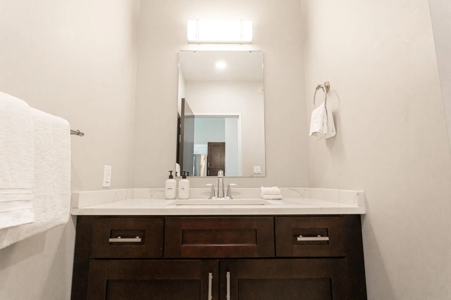 the-detroit-gem- 2 bed-2.jpg