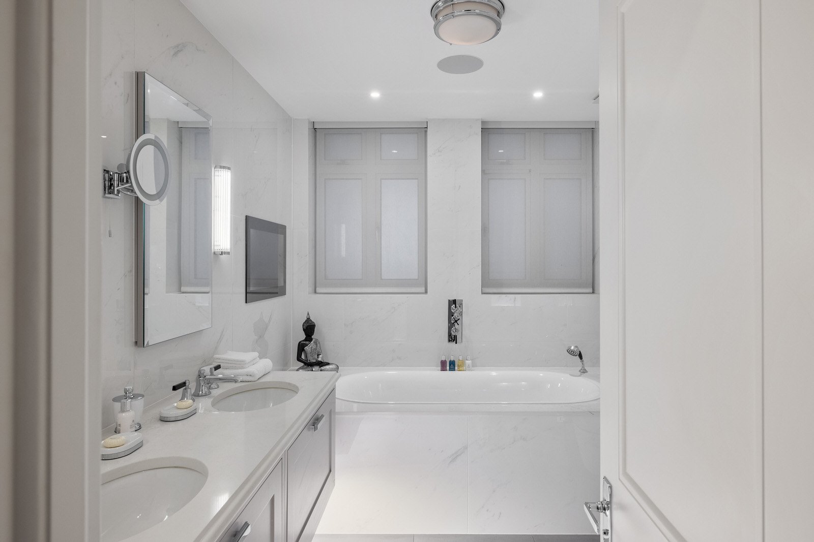 Master Bathroom 1 – Apartment 8.jpg