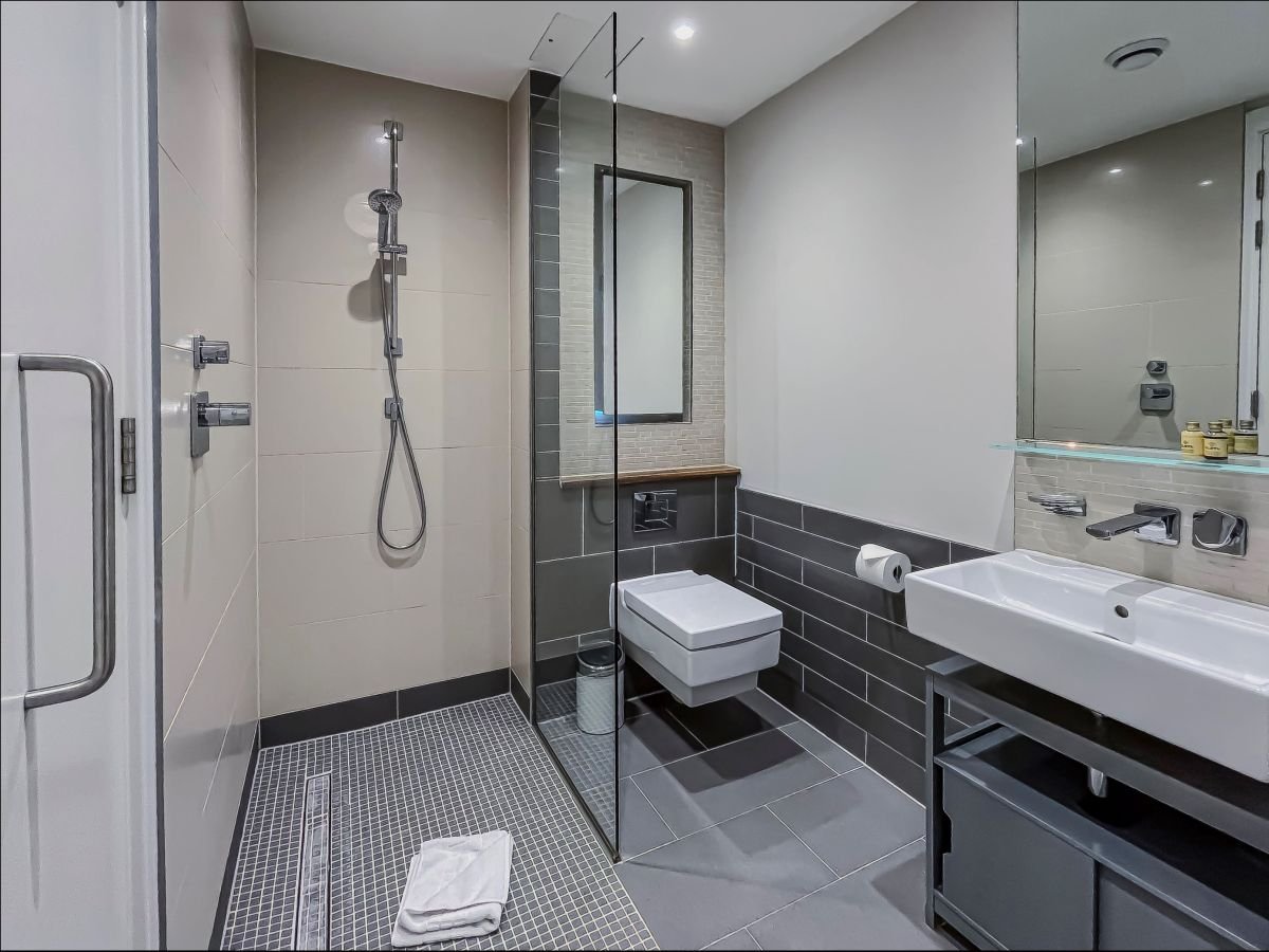 10. 2 Bed London Holborn Lane Apartments Bathroom 2