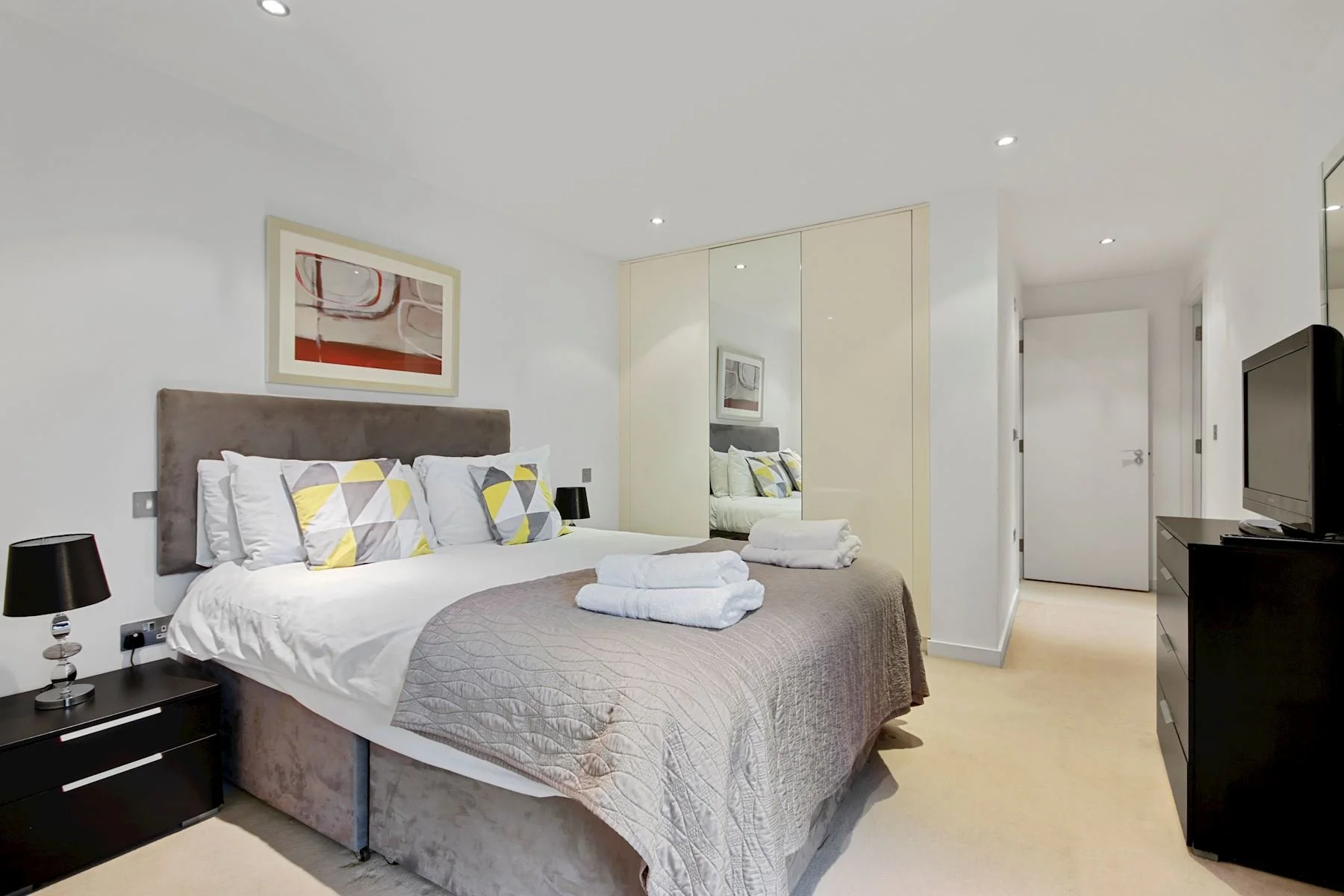 Farringdon Yard Apartments 2 Bed Apartment (8).JPG
