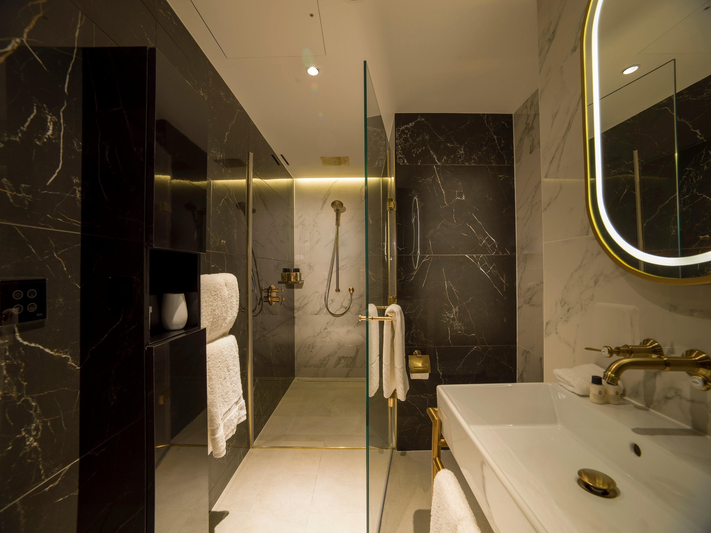the-buckingham-2 bed deluxe-8.jpg