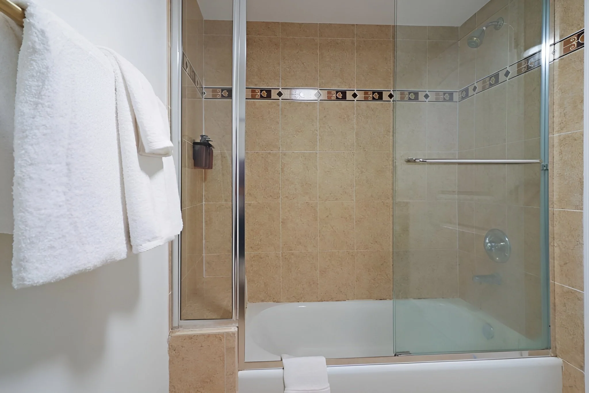 atlantic-blvd-suites-2 bed-6.jpg