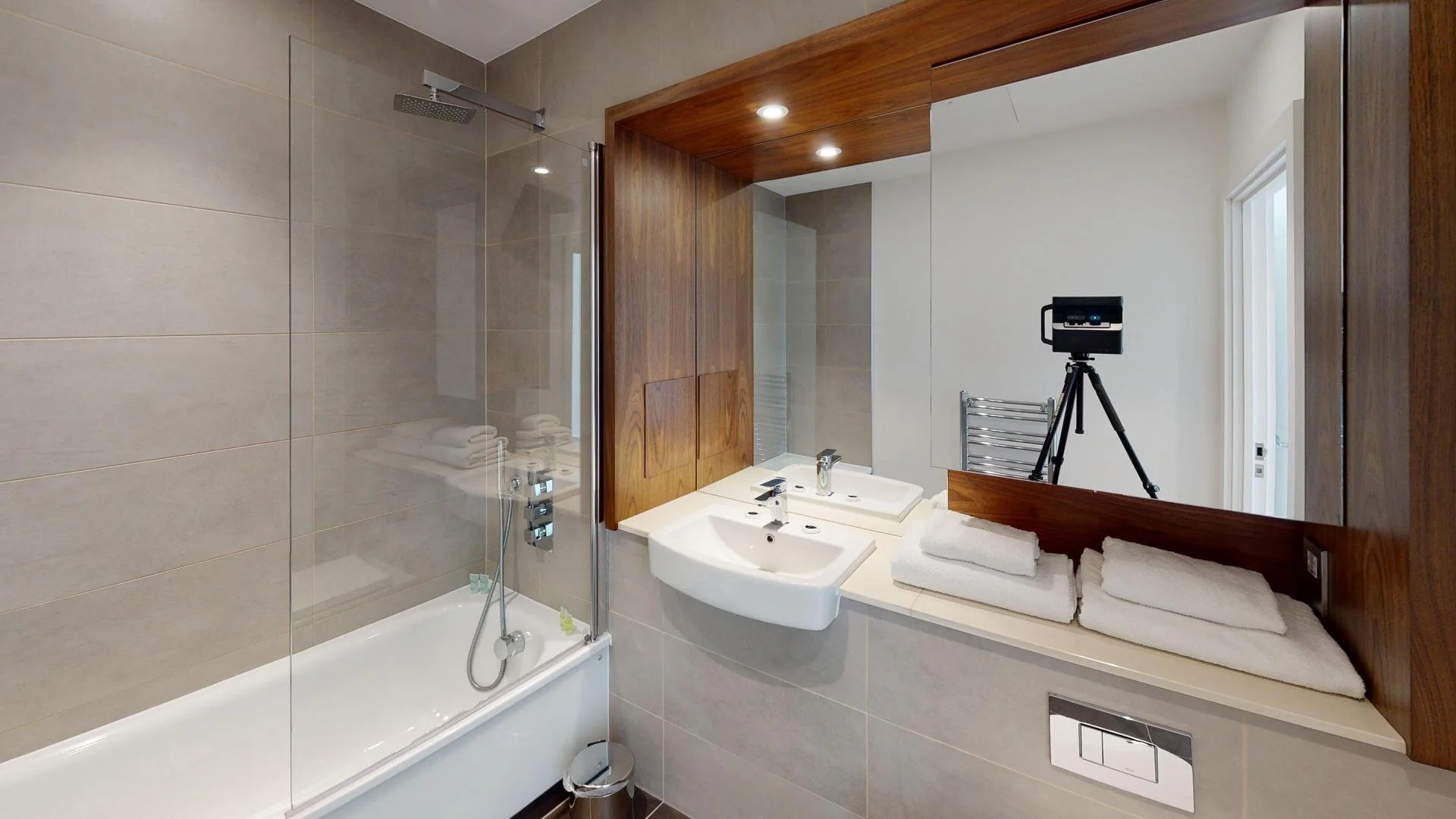 lightermans-suites-1bed-deluxe-1.jpg