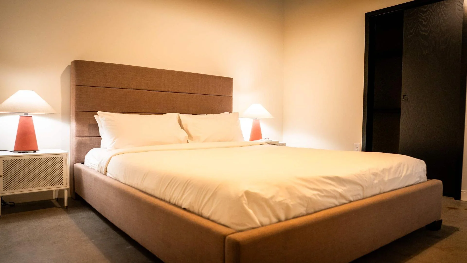 the-plaza-views-1 bed-13.jpg