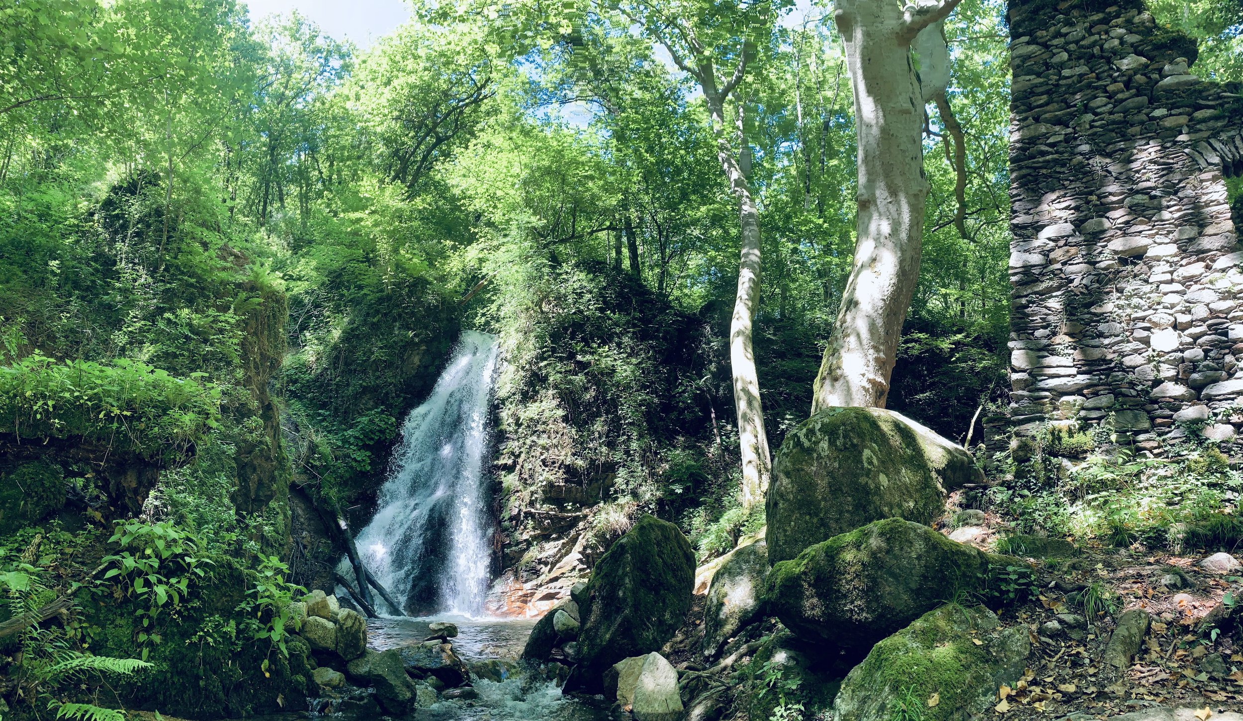 Yogatogo_Tessin_CasaCorvo_Waterfall_02.jpg