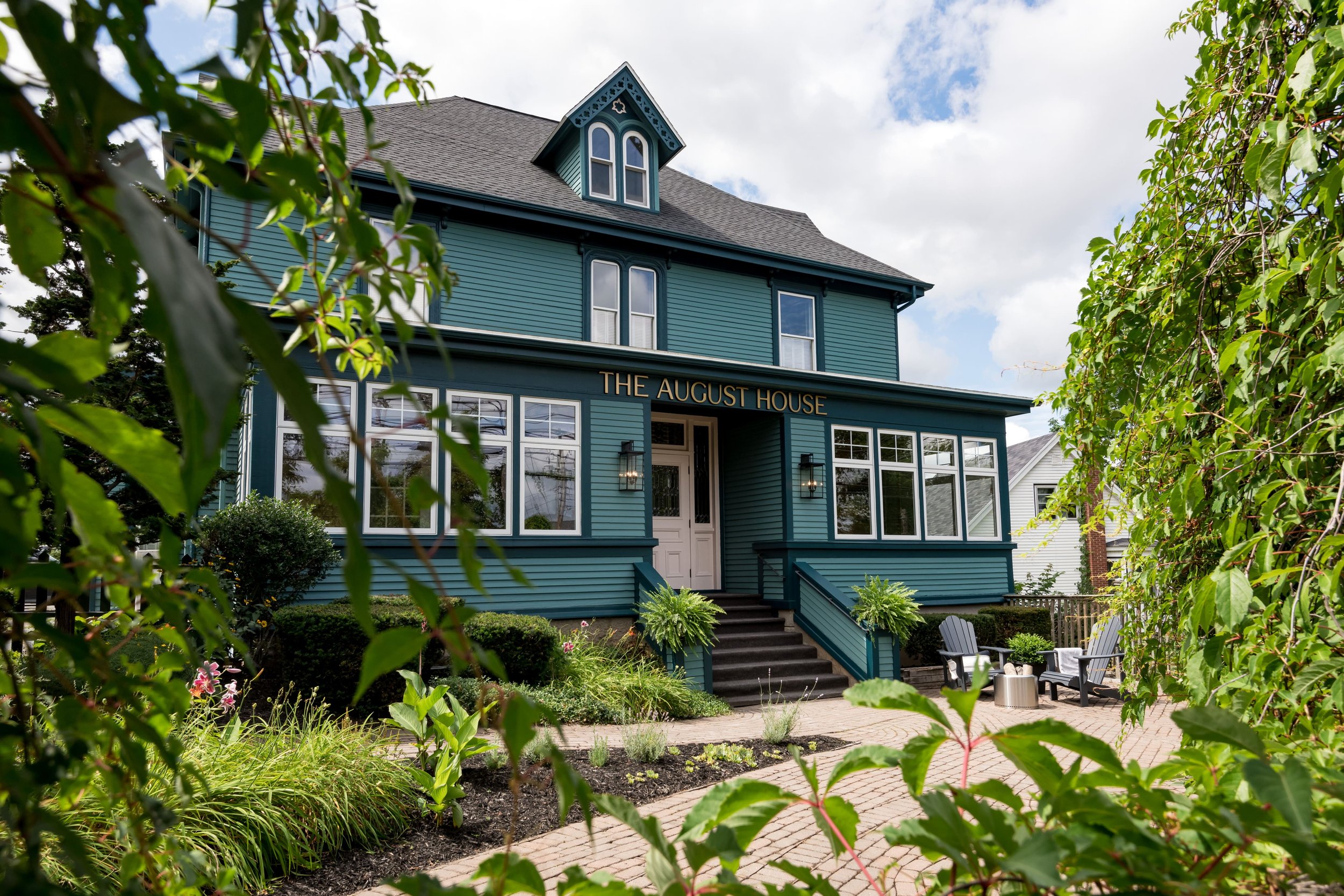 Yogatogo_AugustHouse_Front_01.jpg