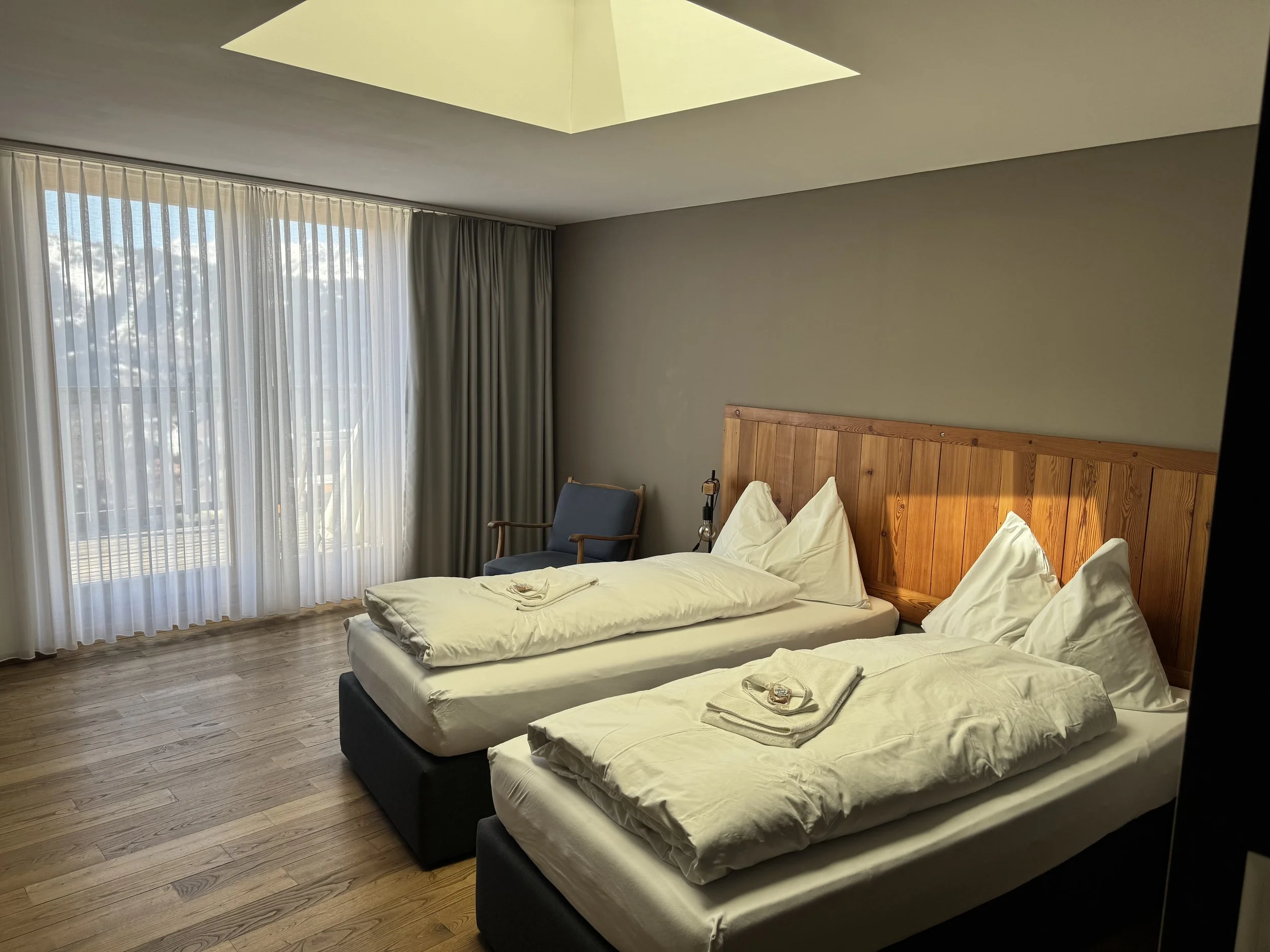 Yogatogo_Sterna_Zimmer_modern_04.jpeg