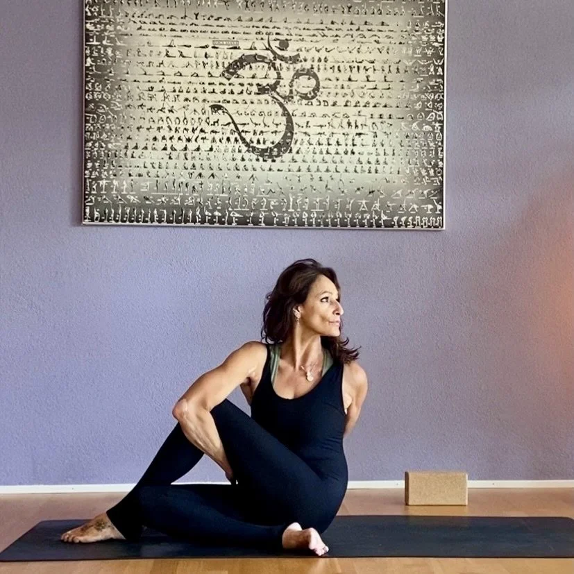 Yogatogo_MichèleZoss_Pose_01_square.jpg