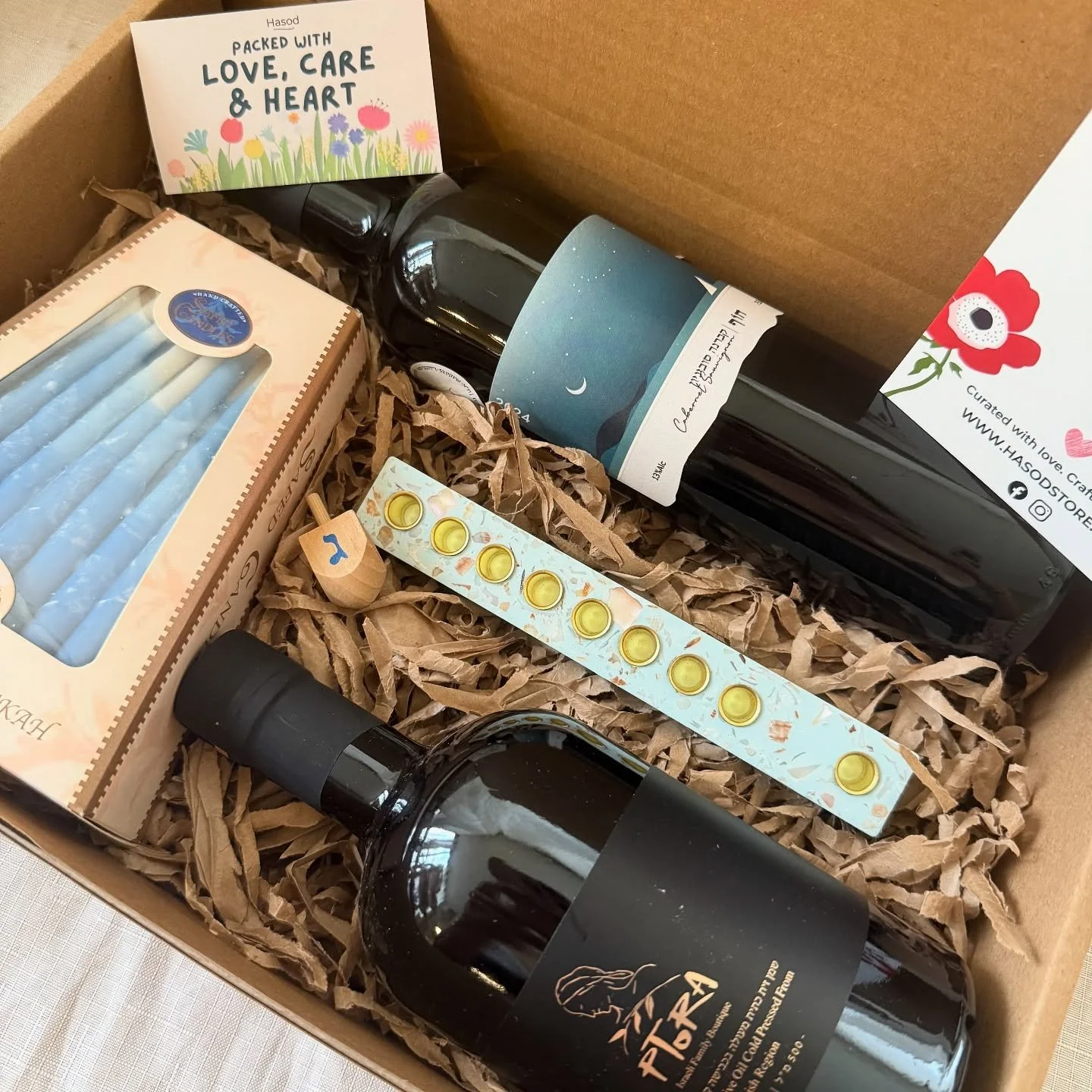 Flavors of winter ❄️ This is our HANUKKAH SET UP PERFECTION box.

Send something sweet to your loved ones this holiday season.

#israeligift #giftfromisrael #israel #hanukka #hannukah #giftideas #corporategiftstoisrael @made.by.dalia