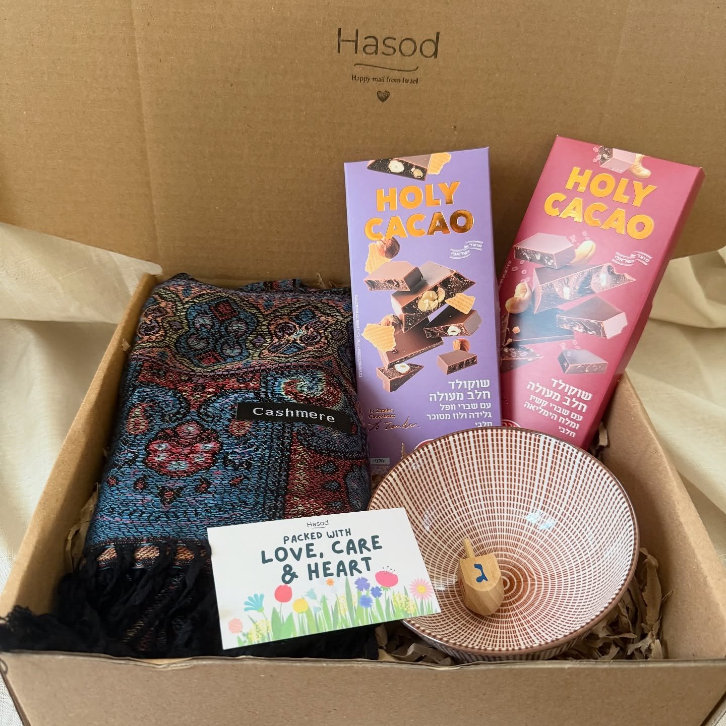 Flavors of winter ❄️ This is our PASHMINA AND TREATS box.

Send something sweet to your loved ones this holiday season.

#israeligift #giftfromisrael #israel #hanukka #hannukah #giftideas #corporategiftstoisrael