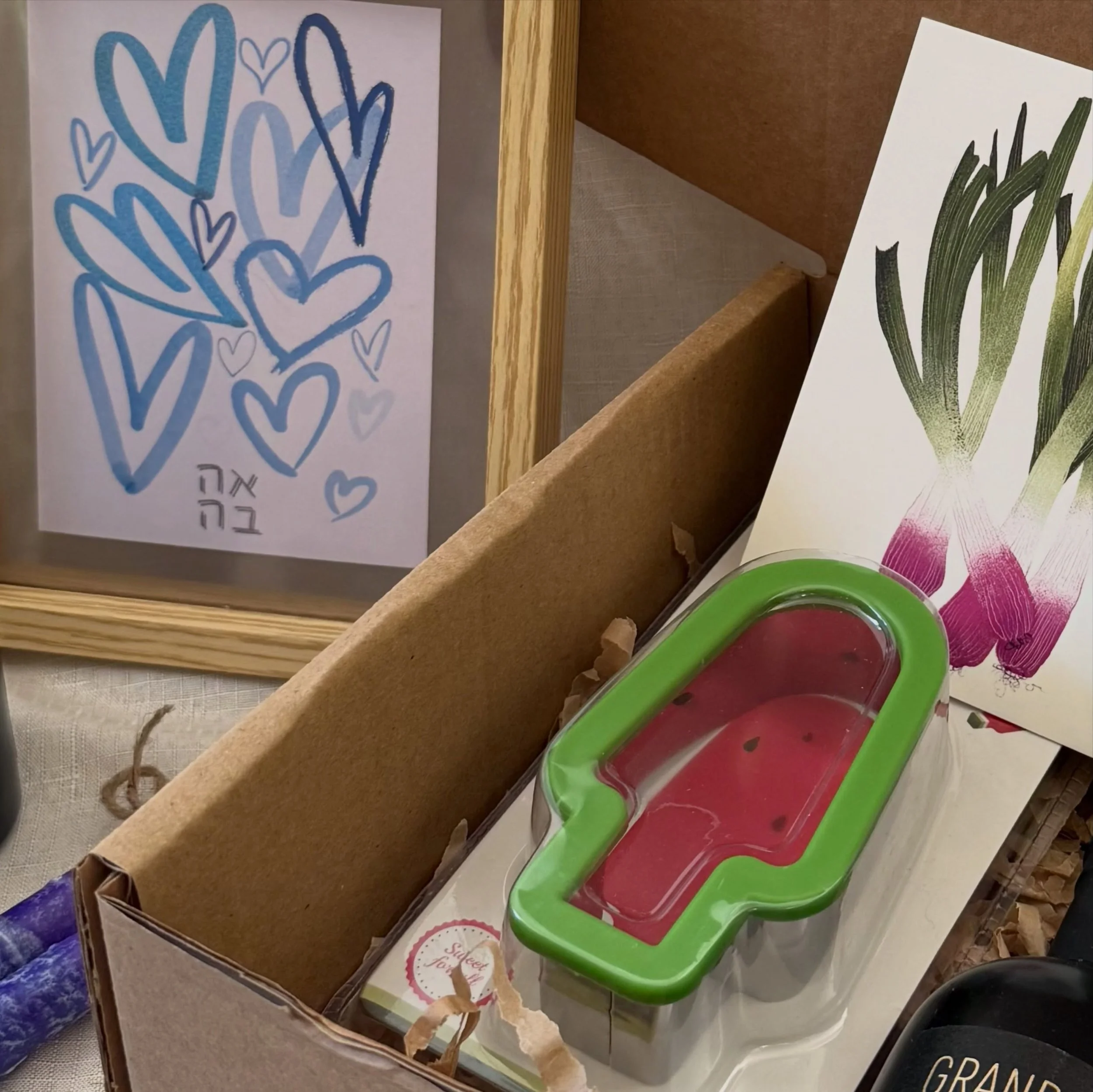Second peek inside your SUMMER boxes is here and this one is a show stopper. 🍉🇮🇱

Impress your kids, your guests, your grandkids&hellip; in short: impress everyone with this watermelon slicer. Sharp and super easy to use.

Ice Cream or Watermelon?