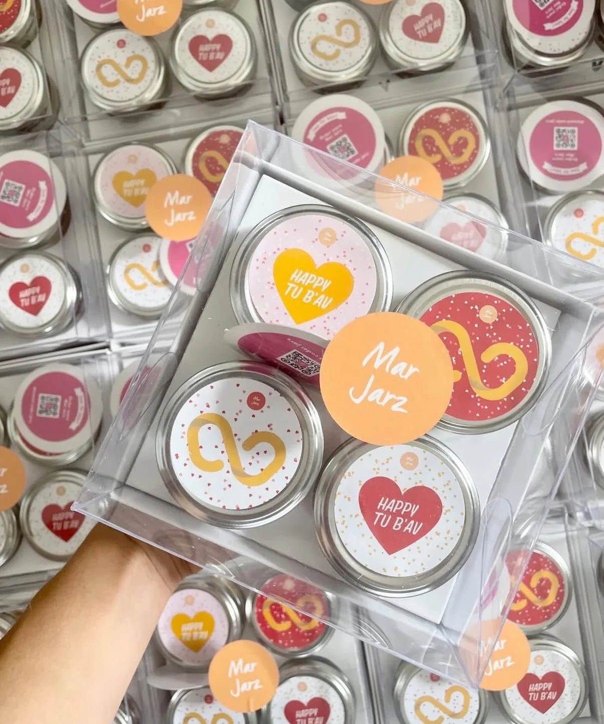 Did you know? Today is the Jewish day of love!

Send some sweet treats to your loved ones in Israel. 

Cakes in a jar and some nice wine to celebrate, LOVE! 

Link in bio to order!