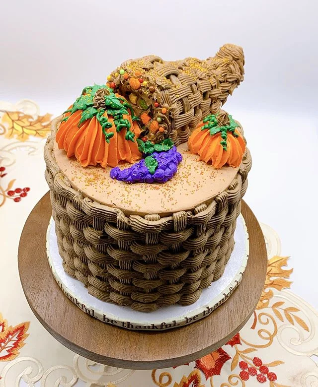 Who else is ready for Thanksgiving but also secretly ready to decorate for Christmas? 🤣🙋🏻‍♀️
-
Pumpkin spice cake, filled with a spiced cream cheese frosting, and covered in piped buttercream details
- 
#thanksgiving #cakedecorating #buttercream #