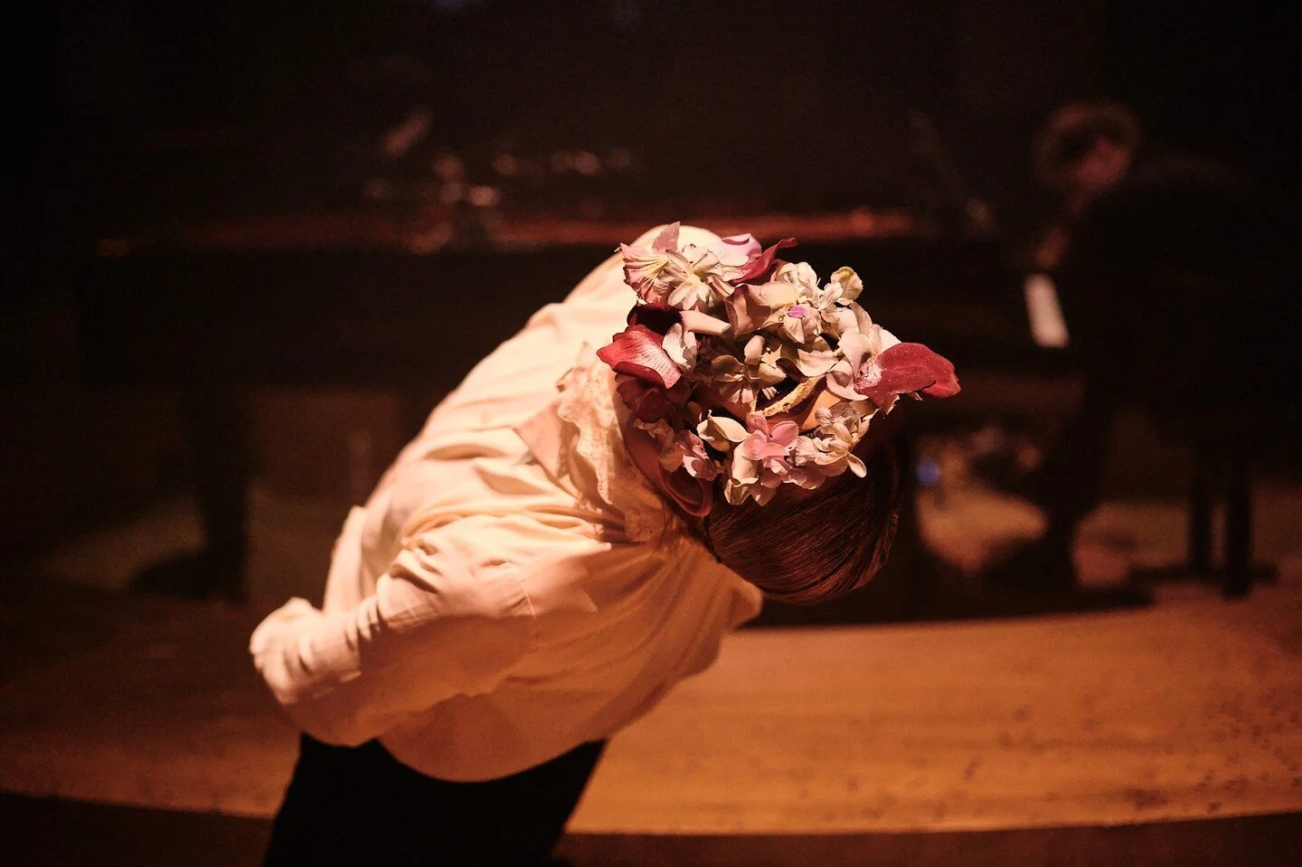 SEVEN AGES
Soloist: @missannejung
Choreography: @marcogoecke
Production: @origenfestivalcultural
Musical arrangement: @kirillrichter
Performers: @richtertrio
Violin: @alienzinovieva
Cello: @avgustkrepak
Ballettmeisterin: @nicolekohlmann72
Photos &cop