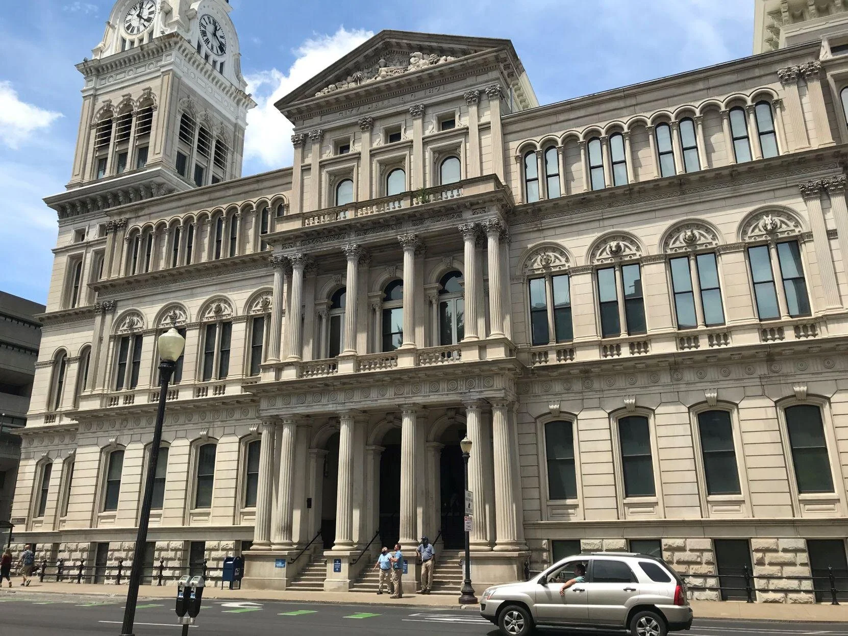 WDRB: Louisville voters elect 2 new Metro Council members; incumbents win primaries
