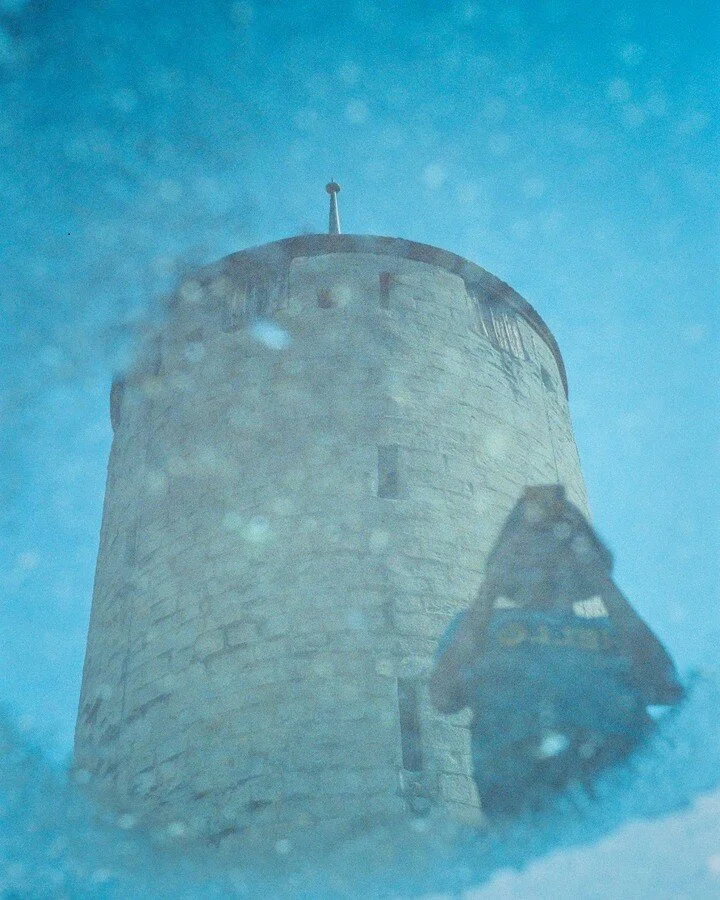 Peekaboo ...blast from the past @richasinha2486 @richa.sinha24 
#puddle #reflection #blue #kodakportra400 #portra400 #filmphotography