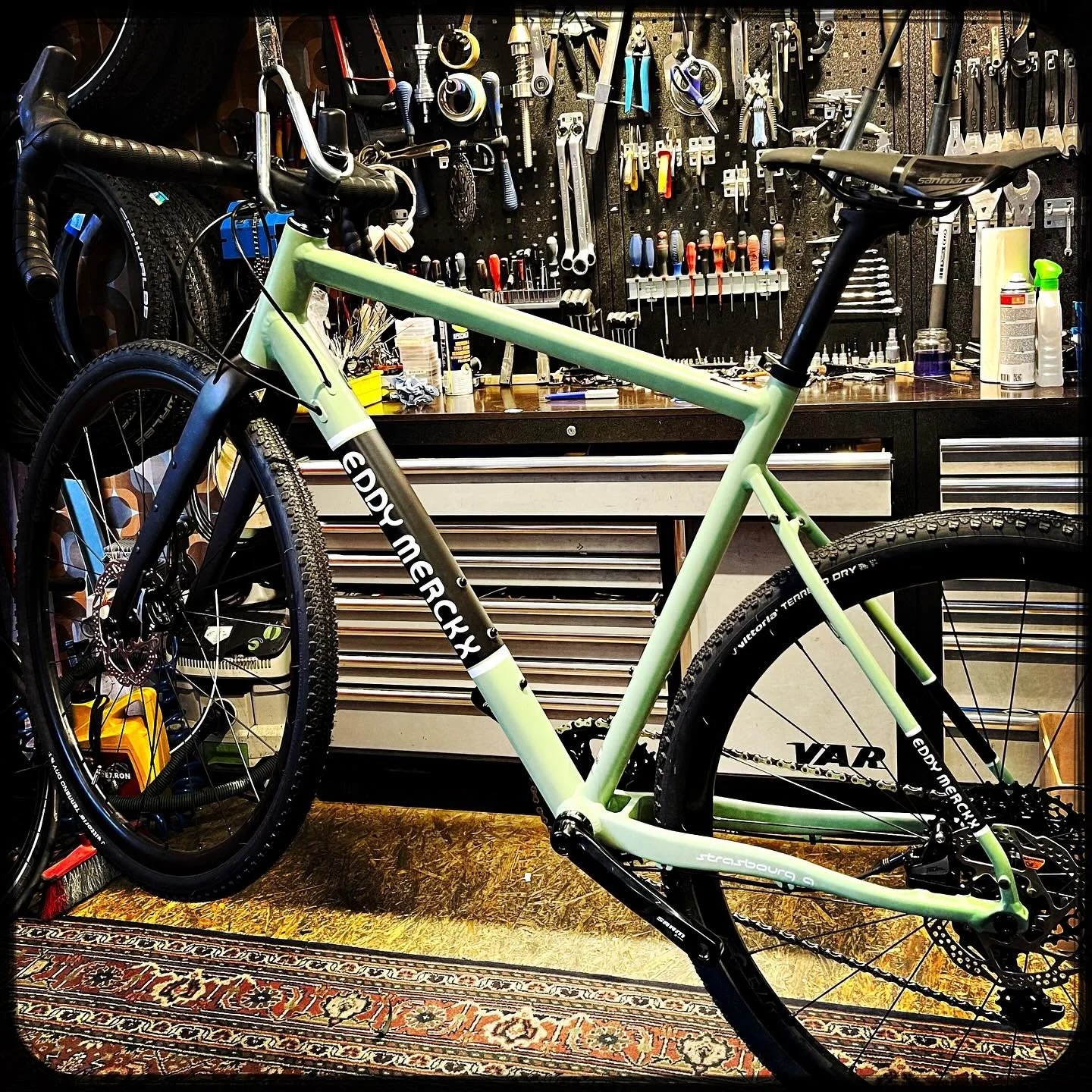 He’s ready for his next owner!
#cyctervuren #merckxbikes #eddymerckxcycles #gravel #tervuren #jorisdebolle #fietsen #bicycle #cyc