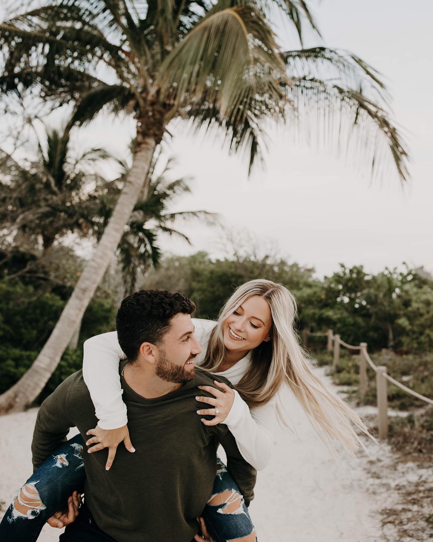 Instagram is always cutting off the tops of my palm trees 🌴😒 But that&rsquo;s a small price to pay for Kaelyn + BJ&rsquo;s adorableness &mdash; so we&rsquo;ll let it slide this time... 😜