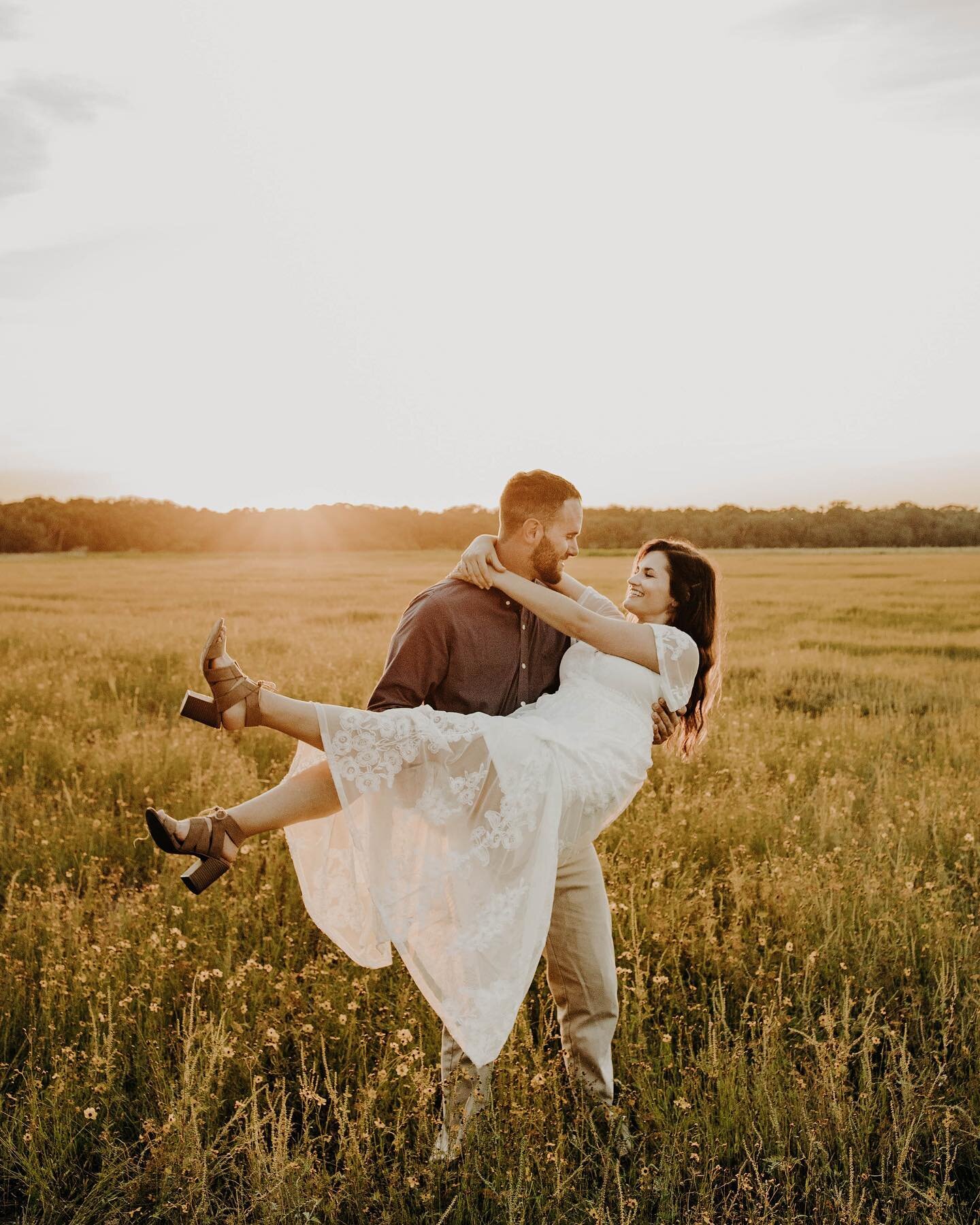 Danielle + Justin met while out line-dancing with friends 🕺 She made the first move, he pulled out his dance moves, and the rest is history 😏

Had so much fun playing in the wildflowers with these two 🌼 And I can&rsquo;t WAIT to watch them dance t