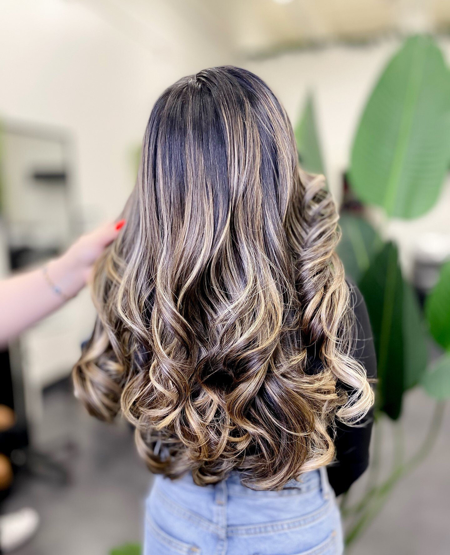 Bouncy volume you can't find anywhere else... #glamourax⁠
.⁠
.⁠
.⁠
.⁠
.⁠
 #beauty #hairstyle #style #beautiful #hairstylist #model #haircolor #instahair #photooftheday #haircut #pretty #haircare #longhair #behindthechair #stylish #hairsalon #hairofin