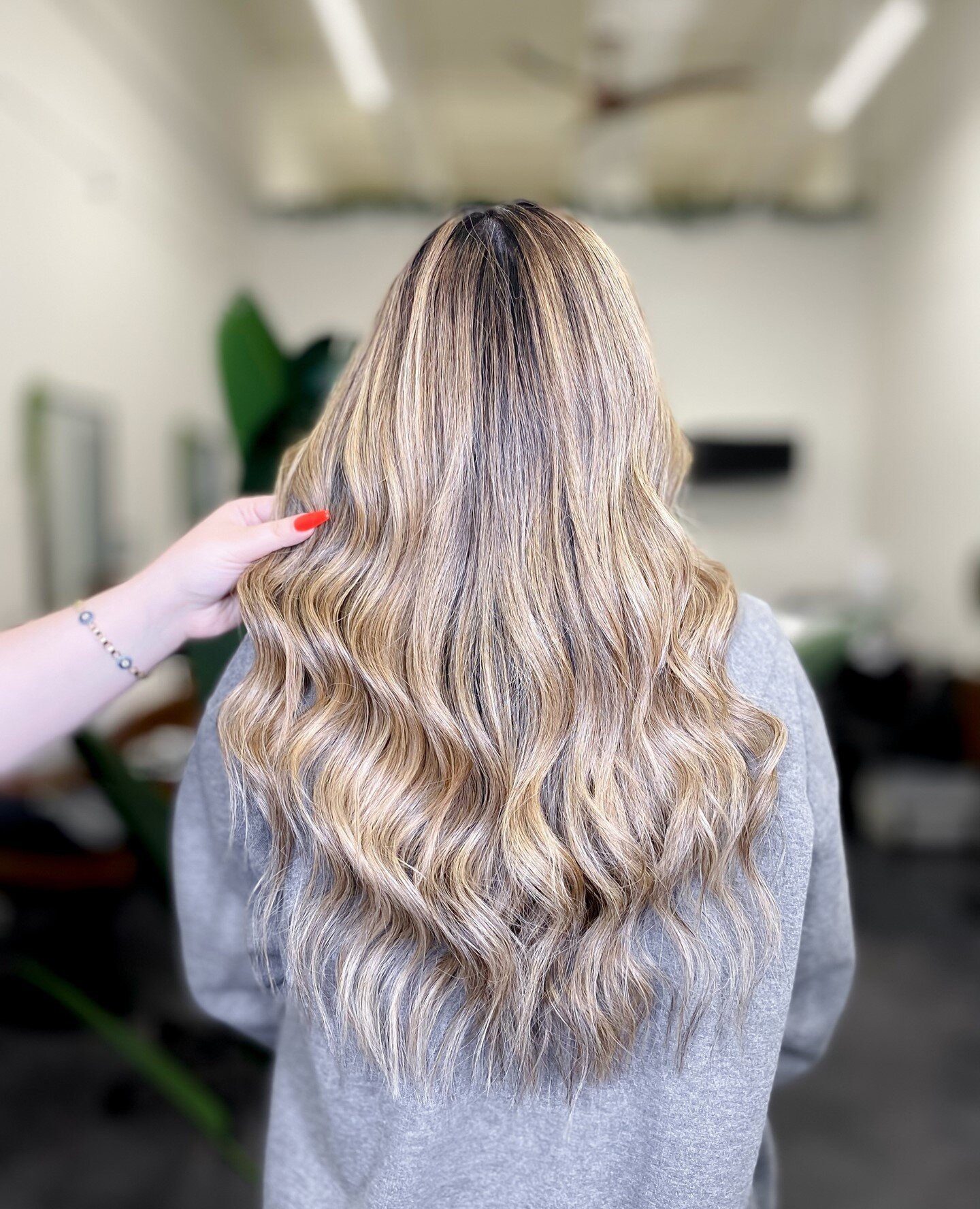 Blunt cut with some long layers @araxjan 
Beachy waves and baddy nails: @arpi_glams 

wave after wave, wave after wave 🌊#glamourax⁠
.⁠
.⁠
.⁠
.⁠
.⁠
#longhair #haircolor #hair #hairstyling #curls #hairgoals #hairstyle #beauty #modernsalon #moderntekni