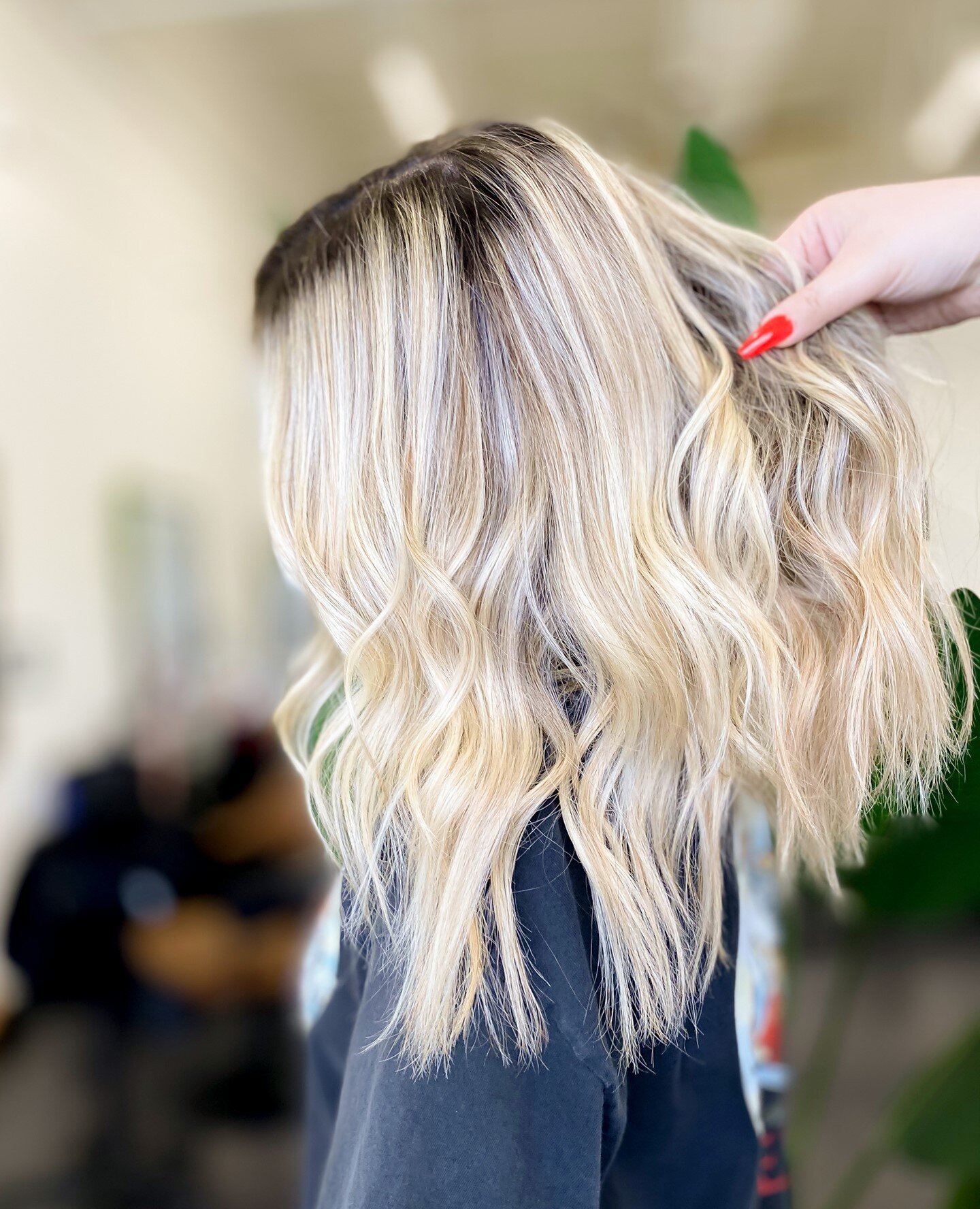 Raise your hand if you&rsquo;re as obsessed with this platinum vibe as we are 🙋🏻&zwj;♀️ #glamourax
.
.
.
.
.
#hairdressersthatslay #scissorovercomb #hairdressersjournal #fashion #hairshows #salonlife #creativecut #healthyhair #barbers #creativehair