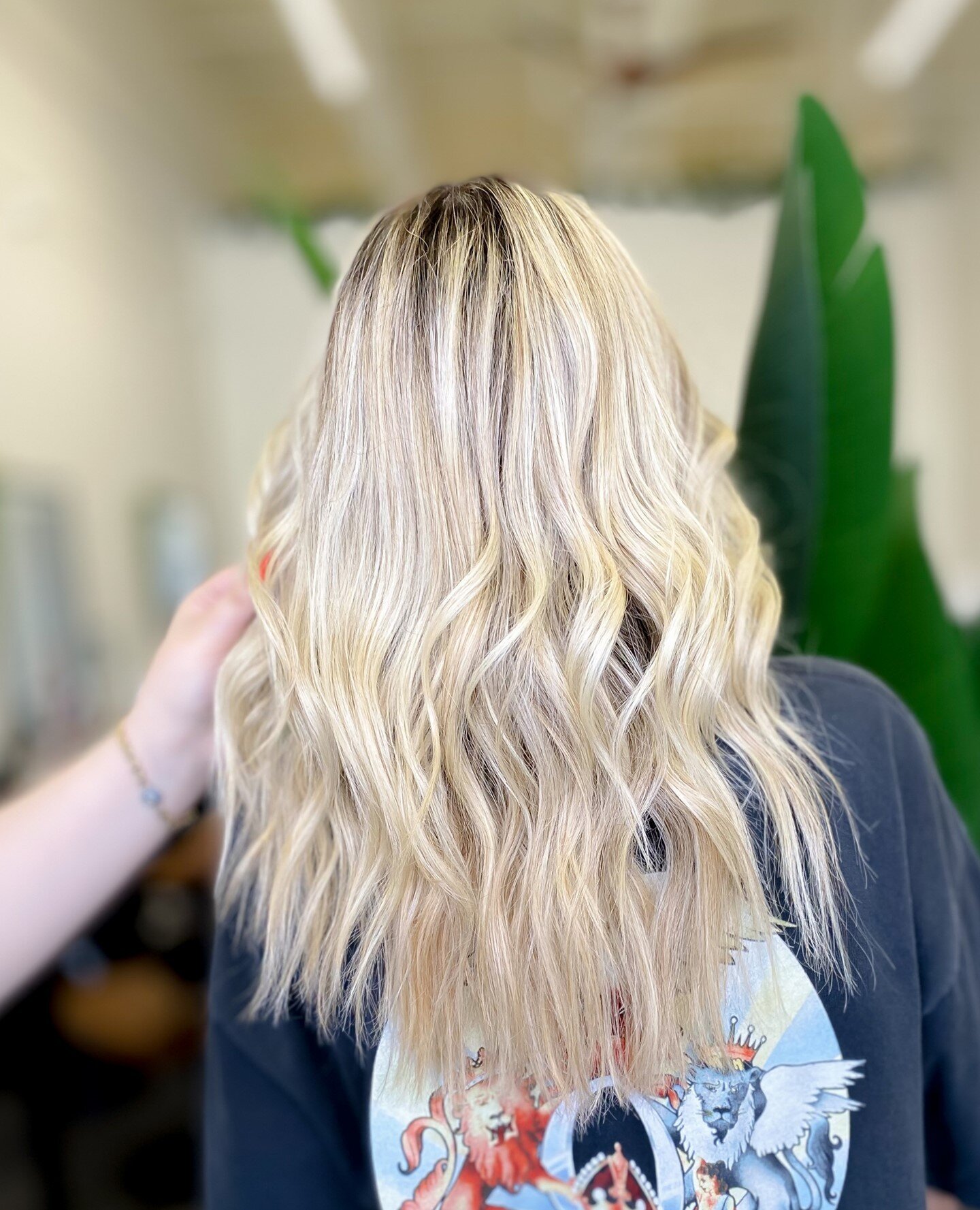 This butter color with medium layers is a game changer🤍 #glamourax 
.
.
.
.
.
#hairdressersthatslay #scissorovercomb #hairdressersjournal #fashion #hairshows #salonlife #creativecut #healthyhair #barbers #creativehair #love #stylist #hairoftheday #h