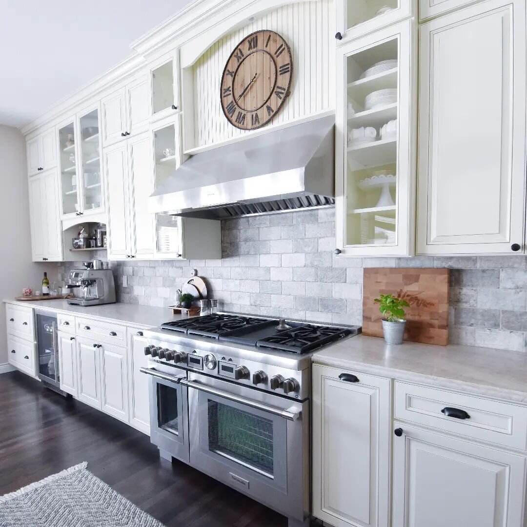 Lets talk glass cabinets. People can be hesitant to include them in their kitchen, but they have their perks!

1. Theyre great for storing dishes or items you want to display.
2. Its nice to mix in more materials for a custom look (vs all solid front