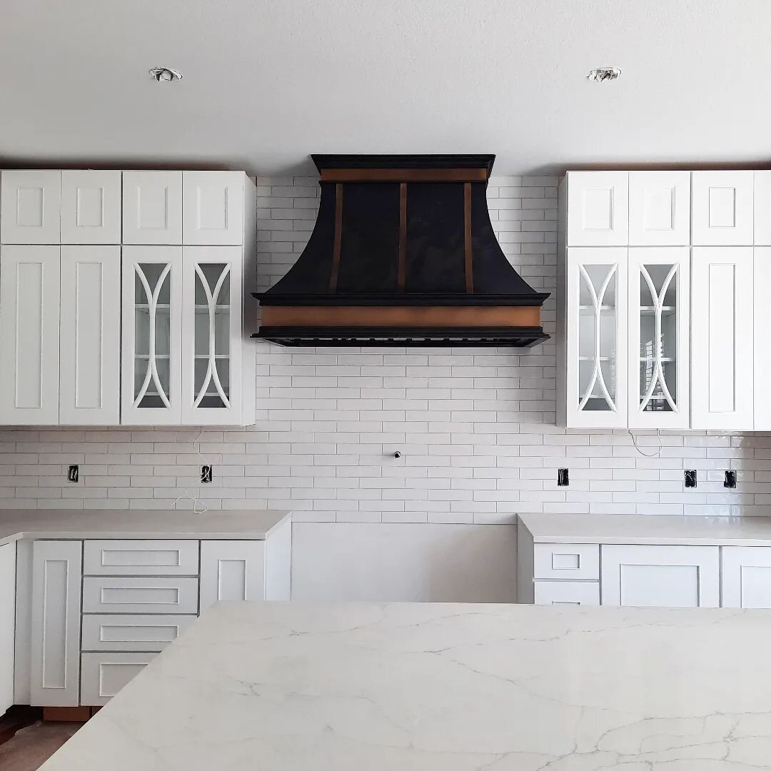 We got this 150lb+ range hood installed today. It only took 5 people😅