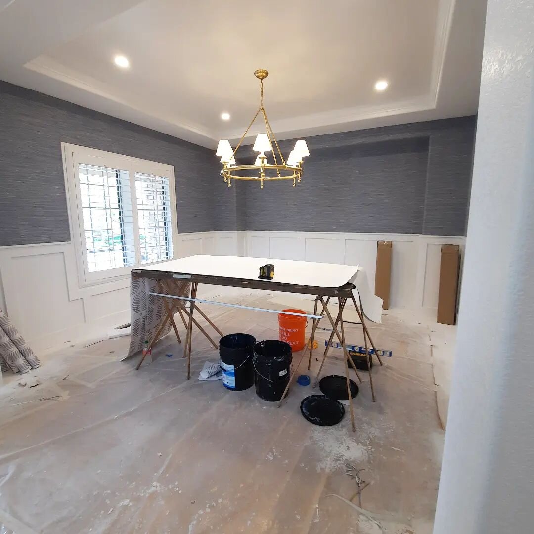 Adding in the layers to this dining room and its really coming together. Fresh wainscot + grasscloth wallpaper + pretty chandelier = 😍