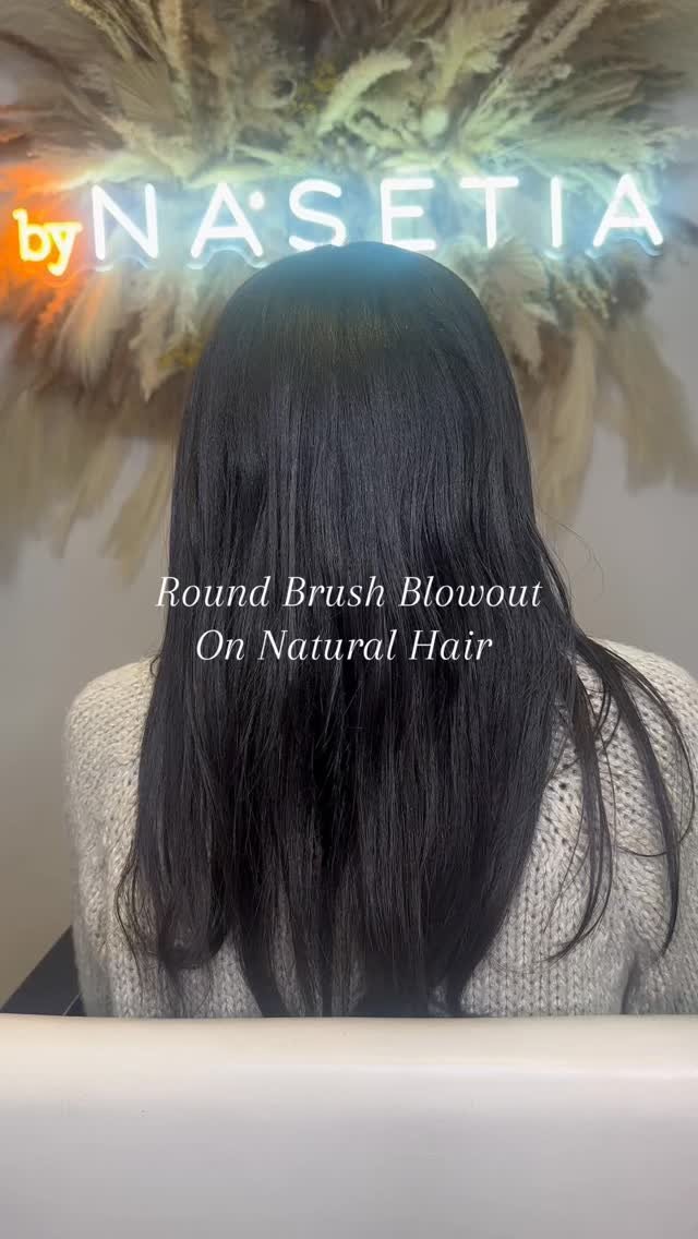 “You Can Round Brush Textured Hair-Here’sHow”
A lot of stylists avoid the round brush on natural hair-but it’s not the brush, it’s the technique.
It’s more than just heat — it’s technique,
prep, and p