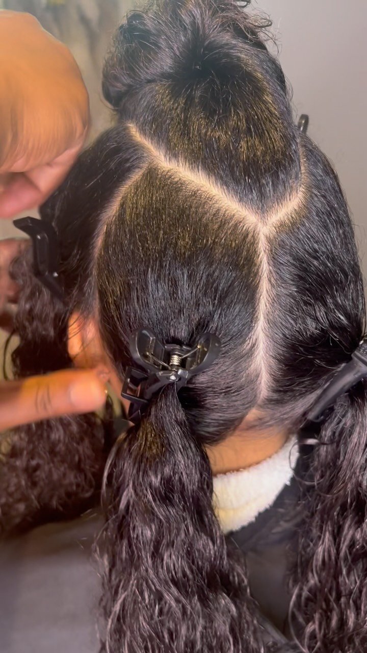Every smooth blowout starts with proper sectioning.”
This step builds the foundation for control, tension, and a healthy finish — especially when working with natural and textured hair.
✨ Why sectioning matters:
✔️ Helps maintain consis