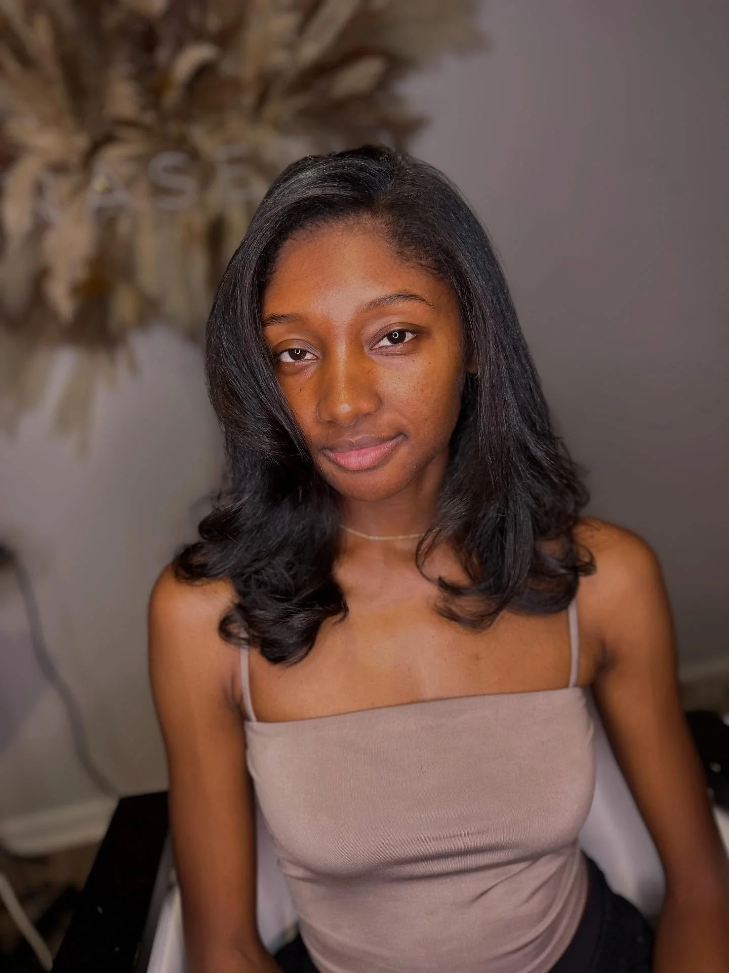 Like everything else, you have to train your hair to do what you want it to do 💪✨ Stay consistent and soon you won’t need any extra heat at all 😏💨 I break it all down in my By Nasetia round brush e-book—and my official By Nasetia Round